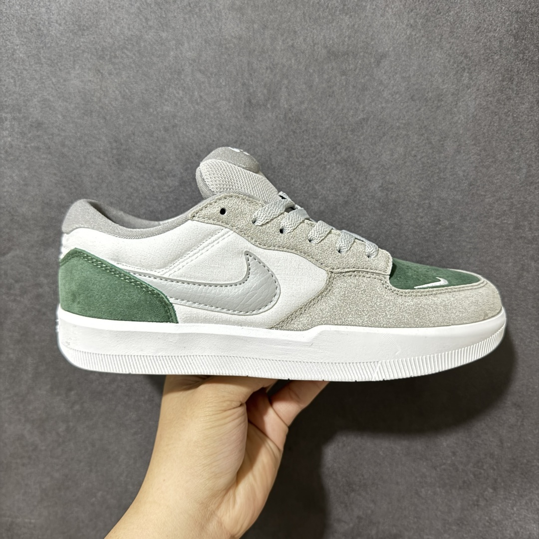 【公司级】Nike SB Force 58 Low 耐克 低帮 蓝色 男女同款 防滑耐磨轻便低邦板鞋 鞋款外观以浅蓝色色调为主，白色的鞋身搭配侧身深蓝Swoosh Logo及鞋带，在鞋舌标签上、鞋后跟处以及鞋底处有Swoosh Logo，细节非常到位；该鞋款采用皮革与织物组合鞋面，兼具出色透气性与耐穿性，采用帆布和翻毛皮组合材料，包边设计，经久耐穿；外底饰有Trih-starb纹路，可灵活伸展，为双足带来出众抓地力和非凡触板感，加厚鞋舌， 低帮鞋口处填充厚实，富有弹性内衬，妥帖包裹双足。 货号：DV5477-105（2026.01.01发售） 尺码：35.5 36 36.5 37.5 38 38.5 39 40 40.5 41 42 42.5 43 44 45-选品中心