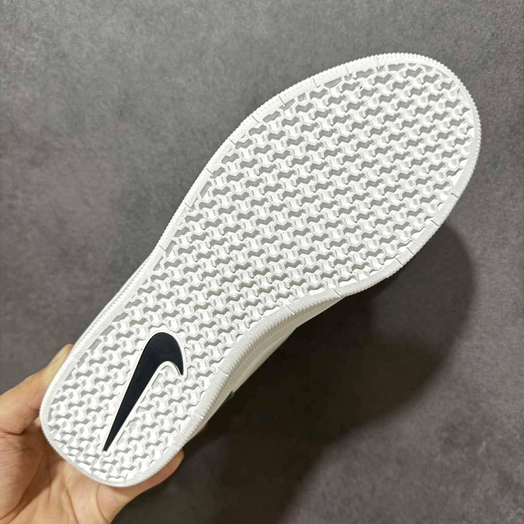 图片[9]-【公司级】Nike SB Force 58 Low 耐克 低帮 蓝色 男女同款 防滑耐磨轻便低邦板鞋 鞋款外观以浅蓝色色调为主，白色的鞋身搭配侧身深蓝Swoosh Logo及鞋带，在鞋舌标签上、鞋后跟处以及鞋底处有Swoosh Logo，细节非常到位；该鞋款采用皮革与织物组合鞋面，兼具出色透气性与耐穿性，采用帆布和翻毛皮组合材料，包边设计，经久耐穿；外底饰有Trih-starb纹路，可灵活伸展，为双足带来出众抓地力和非凡触板感，加厚鞋舌， 低帮鞋口处填充厚实，富有弹性内衬，妥帖包裹双足。 货号：DV5477-105（2026.01.01发售） 尺码：35.5 36 36.5 37.5 38 38.5 39 40 40.5 41 42 42.5 43 44 45-选品中心