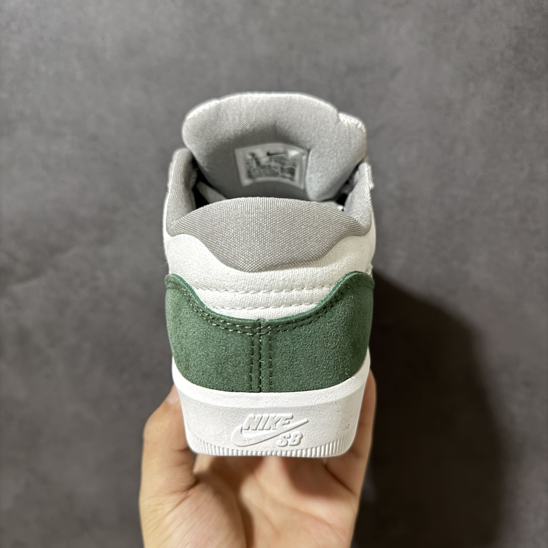 图片[4]-【公司级】Nike SB Force 58 Low 耐克 低帮 蓝色 男女同款 防滑耐磨轻便低邦板鞋 鞋款外观以浅蓝色色调为主，白色的鞋身搭配侧身深蓝Swoosh Logo及鞋带，在鞋舌标签上、鞋后跟处以及鞋底处有Swoosh Logo，细节非常到位；该鞋款采用皮革与织物组合鞋面，兼具出色透气性与耐穿性，采用帆布和翻毛皮组合材料，包边设计，经久耐穿；外底饰有Trih-starb纹路，可灵活伸展，为双足带来出众抓地力和非凡触板感，加厚鞋舌， 低帮鞋口处填充厚实，富有弹性内衬，妥帖包裹双足。 货号：DV5477-105（2026.01.01发售） 尺码：35.5 36 36.5 37.5 38 38.5 39 40 40.5 41 42 42.5 43 44 45-选品中心