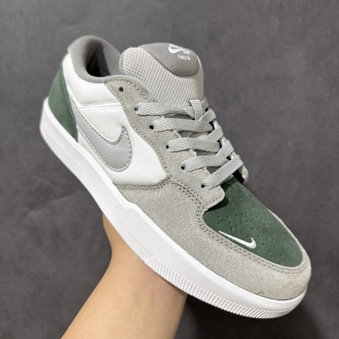 图片[3]-【公司级】Nike SB Force 58 Low 耐克 低帮 蓝色 男女同款 防滑耐磨轻便低邦板鞋 鞋款外观以浅蓝色色调为主，白色的鞋身搭配侧身深蓝Swoosh Logo及鞋带，在鞋舌标签上、鞋后跟处以及鞋底处有Swoosh Logo，细节非常到位；该鞋款采用皮革与织物组合鞋面，兼具出色透气性与耐穿性，采用帆布和翻毛皮组合材料，包边设计，经久耐穿；外底饰有Trih-starb纹路，可灵活伸展，为双足带来出众抓地力和非凡触板感，加厚鞋舌， 低帮鞋口处填充厚实，富有弹性内衬，妥帖包裹双足。 货号：DV5477-105（2026.01.01发售） 尺码：35.5 36 36.5 37.5 38 38.5 39 40 40.5 41 42 42.5 43 44 45-选品中心