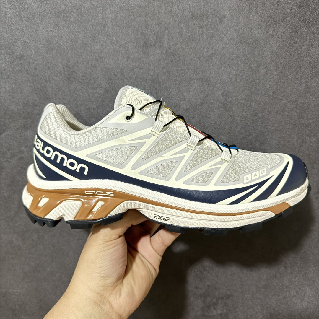 【公司级】 Salomon XT-6 一代 萨洛蒙复古潮流户外机能登山跑鞋 471366 纯原外贸平台特供订单 耗时半年巨作 全套原纸板楦头开发 原厂特供网布配套加持 确保原汁原味 完美呈现版型 原档数据独家私模五层组合大底 原装Ortholite轻量化鞋垫 中底布带钢印编号 原厂TPU锁扣 进口港宝加持 后跟自然饱满 还原公司包裹性 鞋面以“锯齿”状的包裹系统呈现 在基色底之下加入了各种色点缀 将公司的最新技术和时尚前卫的造型融入耐用的长跑款式中 鞋面由 TPU 薄膜制成 并焊接在高耐磨网眼上 使其既时尚又坚固 由 ACS底盘支撑 可增强稳定性和支撑力 以及由橡胶凸耳 Contragrip外底覆盖的 EVA 缓冲中底 旨在应对崎岖的地形 鞋舌上的彩色Salomon 标签、Quicklace 系统以及鞋头、鞋舌和鞋跟上的附加品牌使细节更加完美 让穿着者可以轻松驾驭户外与通勤下的任何运动生活场景 无缝鞋身户外随意纵横 颜值与脚感兼备 出街通勤 绝对非常吸睛 你值得拥有 尺码：36 36.5 37.5 38 38.5 39 40 40.5 41 42 42.5 43 44 44.5 45-选品中心