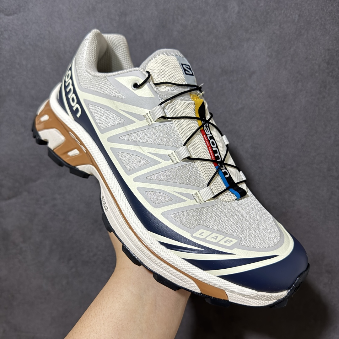 图片[3]-【公司级】 Salomon XT-6 一代 萨洛蒙复古潮流户外机能登山跑鞋 471366 纯原外贸平台特供订单 耗时半年巨作 全套原纸板楦头开发 原厂特供网布配套加持 确保原汁原味 完美呈现版型 原档数据独家私模五层组合大底 原装Ortholite轻量化鞋垫 中底布带钢印编号 原厂TPU锁扣 进口港宝加持 后跟自然饱满 还原公司包裹性 鞋面以“锯齿”状的包裹系统呈现 在基色底之下加入了各种色点缀 将公司的最新技术和时尚前卫的造型融入耐用的长跑款式中 鞋面由 TPU 薄膜制成 并焊接在高耐磨网眼上 使其既时尚又坚固 由 ACS底盘支撑 可增强稳定性和支撑力 以及由橡胶凸耳 Contragrip外底覆盖的 EVA 缓冲中底 旨在应对崎岖的地形 鞋舌上的彩色Salomon 标签、Quicklace 系统以及鞋头、鞋舌和鞋跟上的附加品牌使细节更加完美 让穿着者可以轻松驾驭户外与通勤下的任何运动生活场景 无缝鞋身户外随意纵横 颜值与脚感兼备 出街通勤 绝对非常吸睛 你值得拥有 尺码：36 36.5 37.5 38 38.5 39 40 40.5 41 42 42.5 43 44 44.5 45-选品中心