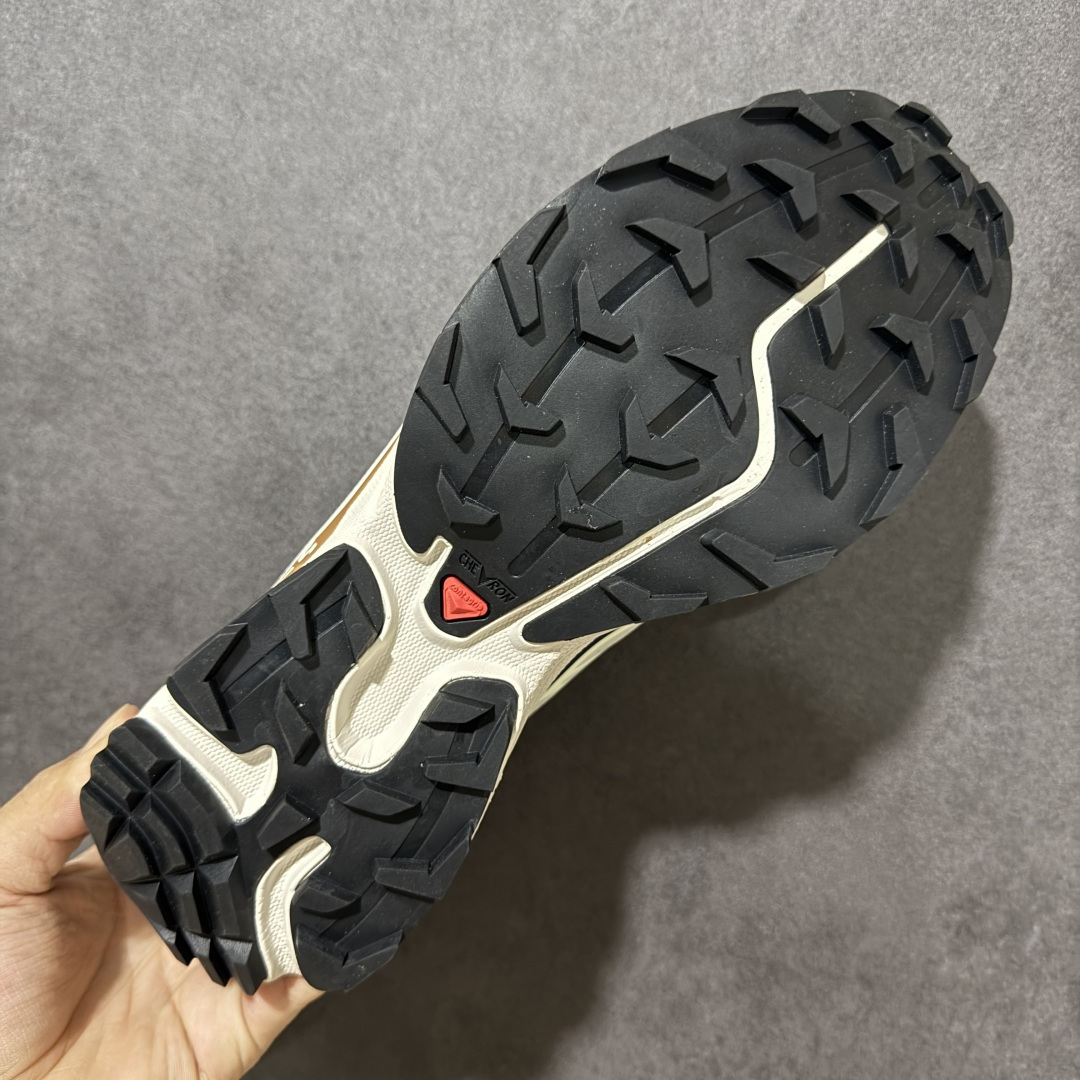 图片[9]-【公司级】 Salomon XT-6 一代 萨洛蒙复古潮流户外机能登山跑鞋 471366 纯原外贸平台特供订单 耗时半年巨作 全套原纸板楦头开发 原厂特供网布配套加持 确保原汁原味 完美呈现版型 原档数据独家私模五层组合大底 原装Ortholite轻量化鞋垫 中底布带钢印编号 原厂TPU锁扣 进口港宝加持 后跟自然饱满 还原公司包裹性 鞋面以“锯齿”状的包裹系统呈现 在基色底之下加入了各种色点缀 将公司的最新技术和时尚前卫的造型融入耐用的长跑款式中 鞋面由 TPU 薄膜制成 并焊接在高耐磨网眼上 使其既时尚又坚固 由 ACS底盘支撑 可增强稳定性和支撑力 以及由橡胶凸耳 Contragrip外底覆盖的 EVA 缓冲中底 旨在应对崎岖的地形 鞋舌上的彩色Salomon 标签、Quicklace 系统以及鞋头、鞋舌和鞋跟上的附加品牌使细节更加完美 让穿着者可以轻松驾驭户外与通勤下的任何运动生活场景 无缝鞋身户外随意纵横 颜值与脚感兼备 出街通勤 绝对非常吸睛 你值得拥有 尺码：36 36.5 37.5 38 38.5 39 40 40.5 41 42 42.5 43 44 44.5 45-选品中心