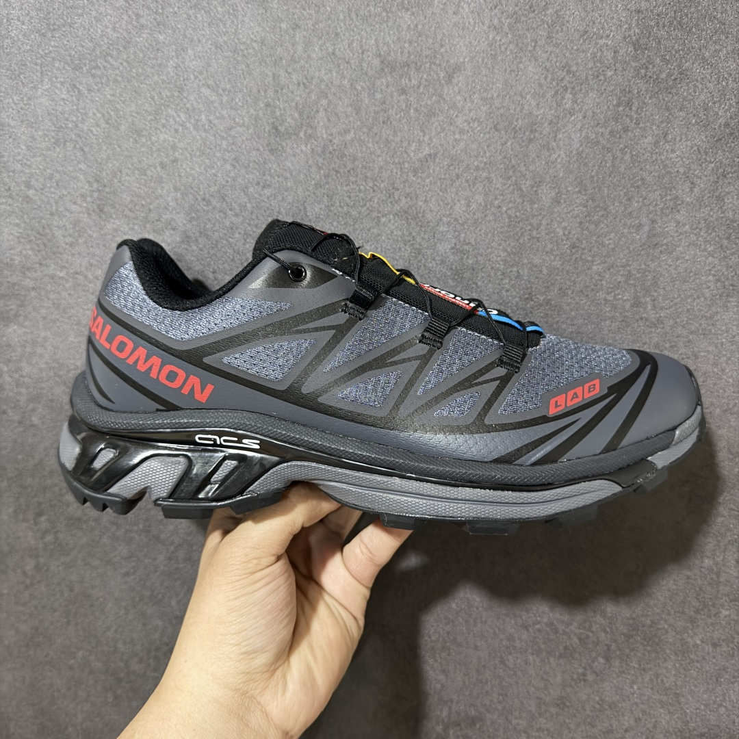 【公司级】 Salomon XT-6 一代 萨洛蒙复古潮流户外机能登山跑鞋 491303 纯原外贸平台特供订单 耗时半年巨作 全套原纸板楦头开发 原厂特供网布配套加持 确保原汁原味 完美呈现版型 原档数据独家私模五层组合大底 原装Ortholite轻量化鞋垫 中底布带钢印编号 原厂TPU锁扣 进口港宝加持 后跟自然饱满 还原公司包裹性 鞋面以“锯齿”状的包裹系统呈现 在基色底之下加入了各种色点缀 将公司的最新技术和时尚前卫的造型融入耐用的长跑款式中 鞋面由 TPU 薄膜制成 并焊接在高耐磨网眼上 使其既时尚又坚固 由 ACS底盘支撑 可增强稳定性和支撑力 以及由橡胶凸耳 Contragrip外底覆盖的 EVA 缓冲中底 旨在应对崎岖的地形 鞋舌上的彩色Salomon 标签、Quicklace 系统以及鞋头、鞋舌和鞋跟上的附加品牌使细节更加完美 让穿着者可以轻松驾驭户外与通勤下的任何运动生活场景 无缝鞋身户外随意纵横 颜值与脚感兼备 出街通勤 绝对非常吸睛 你值得拥有 尺码：36 36.5 37.5 38 38.5 39 40 40.5 41 42 42.5 43 44 44.5 45-选品中心