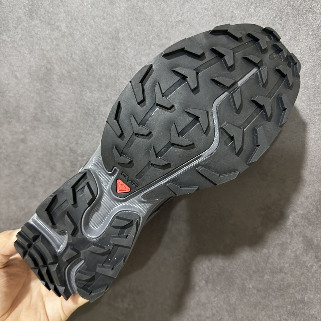 图片[9]-【公司级】 Salomon XT-6 一代 萨洛蒙复古潮流户外机能登山跑鞋 491303 纯原外贸平台特供订单 耗时半年巨作 全套原纸板楦头开发 原厂特供网布配套加持 确保原汁原味 完美呈现版型 原档数据独家私模五层组合大底 原装Ortholite轻量化鞋垫 中底布带钢印编号 原厂TPU锁扣 进口港宝加持 后跟自然饱满 还原公司包裹性 鞋面以“锯齿”状的包裹系统呈现 在基色底之下加入了各种色点缀 将公司的最新技术和时尚前卫的造型融入耐用的长跑款式中 鞋面由 TPU 薄膜制成 并焊接在高耐磨网眼上 使其既时尚又坚固 由 ACS底盘支撑 可增强稳定性和支撑力 以及由橡胶凸耳 Contragrip外底覆盖的 EVA 缓冲中底 旨在应对崎岖的地形 鞋舌上的彩色Salomon 标签、Quicklace 系统以及鞋头、鞋舌和鞋跟上的附加品牌使细节更加完美 让穿着者可以轻松驾驭户外与通勤下的任何运动生活场景 无缝鞋身户外随意纵横 颜值与脚感兼备 出街通勤 绝对非常吸睛 你值得拥有 尺码：36 36.5 37.5 38 38.5 39 40 40.5 41 42 42.5 43 44 44.5 45-选品中心
