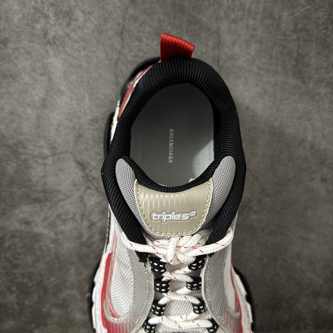 图片[8]-【XA版本】Balenciaga巴黎世家 Triple S .2 厚底系带 低帮 老爹鞋 Balenciaga是由被誉为代表二十世纪的伟大天才设计师 CristobalBalenciaga 创立的，在品牌创立的大半个世纪以来，巴黎世家一直以时尚、典雅闻名于时装界，它的主题产品有女士和男士提包、机车包、鞋子和时装，在15年王大仁卸任品牌设计师后，品牌的风格发生了翻天覆地的变化，凭借着人气超高的街头风T恤、老爹鞋等迅速霸屏各大时装周和时尚圈 货号：865849WTRS21011 尺码：35 36 37 38 39 40 41 42 43 44 45 46-选品中心