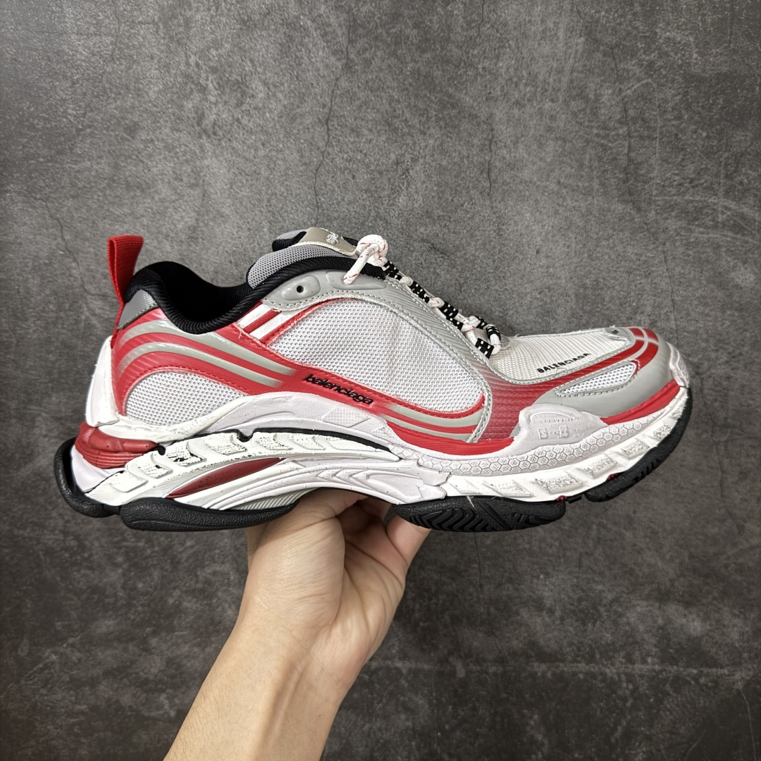 【XA版本】Balenciaga巴黎世家 Triple S .2 厚底系带 低帮 老爹鞋 Balenciaga是由被誉为代表二十世纪的伟大天才设计师 CristobalBalenciaga 创立的，在品牌创立的大半个世纪以来，巴黎世家一直以时尚、典雅闻名于时装界，它的主题产品有女士和男士提包、机车包、鞋子和时装，在15年王大仁卸任品牌设计师后，品牌的风格发生了翻天覆地的变化，凭借着人气超高的街头风T恤、老爹鞋等迅速霸屏各大时装周和时尚圈 货号：865849WTRS21011 尺码：35 36 37 38 39 40 41 42 43 44 45 46-选品中心