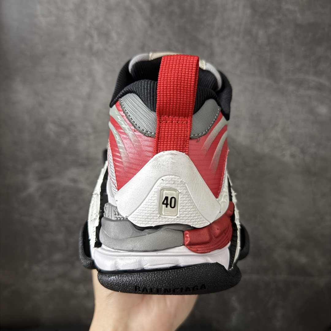 图片[4]-【XA版本】Balenciaga巴黎世家 Triple S .2 厚底系带 低帮 老爹鞋 Balenciaga是由被誉为代表二十世纪的伟大天才设计师 CristobalBalenciaga 创立的，在品牌创立的大半个世纪以来，巴黎世家一直以时尚、典雅闻名于时装界，它的主题产品有女士和男士提包、机车包、鞋子和时装，在15年王大仁卸任品牌设计师后，品牌的风格发生了翻天覆地的变化，凭借着人气超高的街头风T恤、老爹鞋等迅速霸屏各大时装周和时尚圈 货号：865849WTRS21011 尺码：35 36 37 38 39 40 41 42 43 44 45 46-选品中心