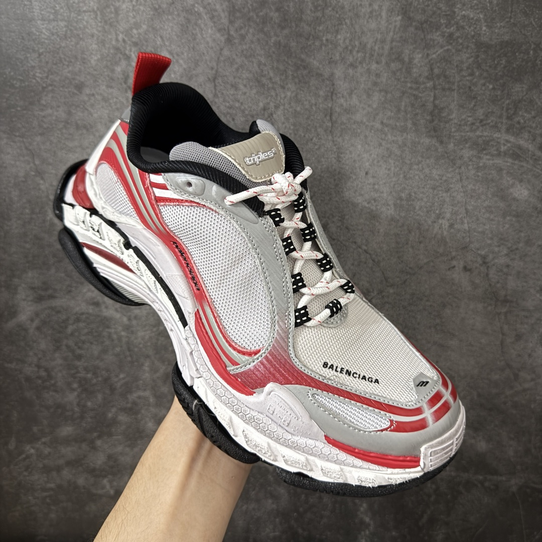 图片[3]-【XA版本】Balenciaga巴黎世家 Triple S .2 厚底系带 低帮 老爹鞋 Balenciaga是由被誉为代表二十世纪的伟大天才设计师 CristobalBalenciaga 创立的，在品牌创立的大半个世纪以来，巴黎世家一直以时尚、典雅闻名于时装界，它的主题产品有女士和男士提包、机车包、鞋子和时装，在15年王大仁卸任品牌设计师后，品牌的风格发生了翻天覆地的变化，凭借着人气超高的街头风T恤、老爹鞋等迅速霸屏各大时装周和时尚圈 货号：865849WTRS21011 尺码：35 36 37 38 39 40 41 42 43 44 45 46-选品中心