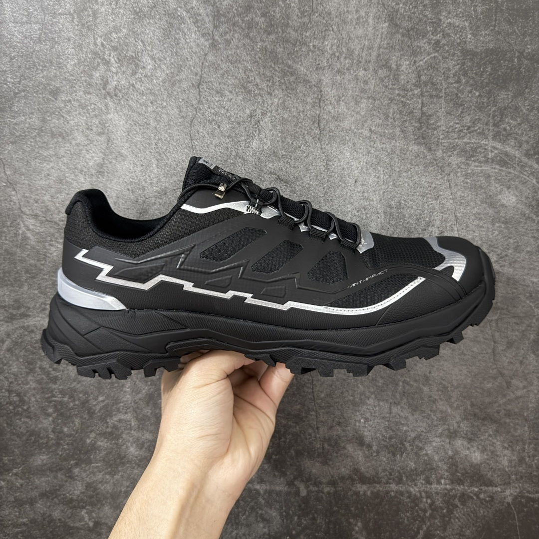 【莞产纯原】凯乐石KAILAS 远征5 FLT 舒适简约经典登山 防滑耐磨防水 低帮 徒步鞋 鞋面材质：运用耐磨防砂网布，能防止沙石进入鞋内，同时具备良好的透气性，可让脚部保持干爽。 鞋底性能：搭载Vibram防滑耐磨大底，有出色的抓地力，仿鲨齿纹路设计，能应对各种复杂路面；鞋底还能提供良好的稳定性和支撑力，减少脚部疲劳。 \\t防水技术：采用FILTERTEC防水透气技术，防水指数高达8000mm H₂O，能有效防止雨水渗透，同时能保持脚面干爽。 \\t细节设计：鞋头采用橡胶防撞包边，保护脚趾免受伤害；鞋舌一体式设计，防止碎石泥沙进入；采用亚洲人脚型鞋楦设计，配合中腰包裹，提高舒适性。 适用场景：适合多日或单日轻装徒步，也可用于城市通勤，是一双兼顾户外与日常穿着的多功能鞋子。 尺码：40 41.5 42 42.5 43 44 44.5 45-选品中心