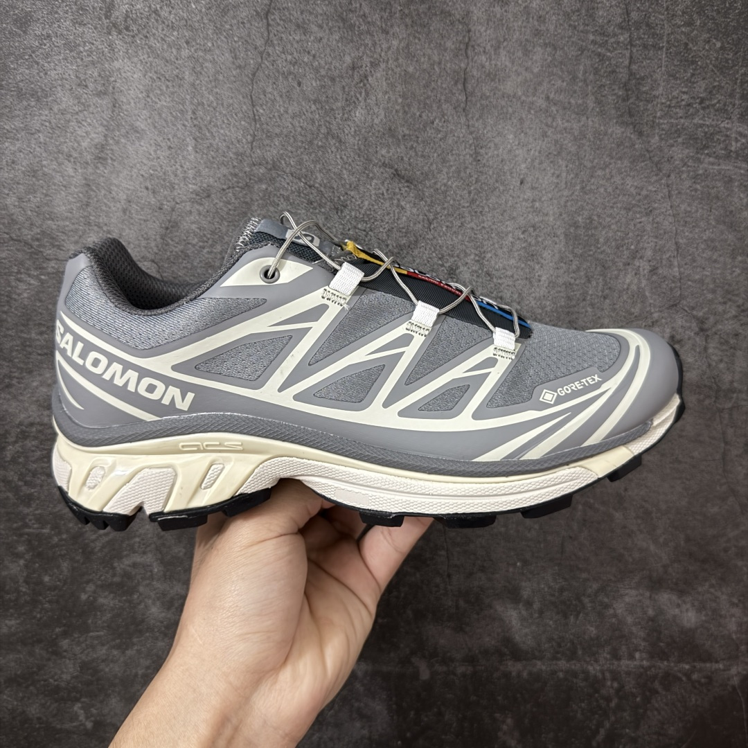 【莞产版】 Salomon XT-6 一代 萨洛蒙复古潮流户外机能登山跑鞋 元祖灰色 473057 纯原外贸平台特供订单 耗时半年巨作 全套原纸板楦头开发 原厂特供网布配套加持 确保原汁原味 完美呈现版型 原档数据独家私模五层组合大底 原装Ortholite轻量化鞋垫 中底布带钢印编号 原厂TPU锁扣 进口港宝加持 后跟自然饱满 还原公司包裹性 鞋面以“锯齿”状的包裹系统呈现 在基色底之下加入了各种色点缀 将公司的最新技术和时尚前卫的造型融入耐用的长跑款式中 鞋面由 TPU 薄膜制成 并焊接在高耐磨网眼上 使其既时尚又坚固 由 ACS底盘支撑 可增强稳定性和支撑力 以及由橡胶凸耳 Contragrip外底覆盖的 EVA 缓冲中底 旨在应对崎岖的地形 鞋舌上的彩色Salomon 标签、Quicklace 系统以及鞋头、鞋舌和鞋跟上的附加品牌使细节更加完美 让穿着者可以轻松驾驭户外与通勤下的任何运动生活场景 无缝鞋身户外随意纵横 颜值与脚感兼备 出街通勤 绝对非常吸睛 你值得拥有 尺码：36 36.5 37.5 38 38.5 39 40 40.5 41 42 42.5 43 44 44.5 45 46-选品中心