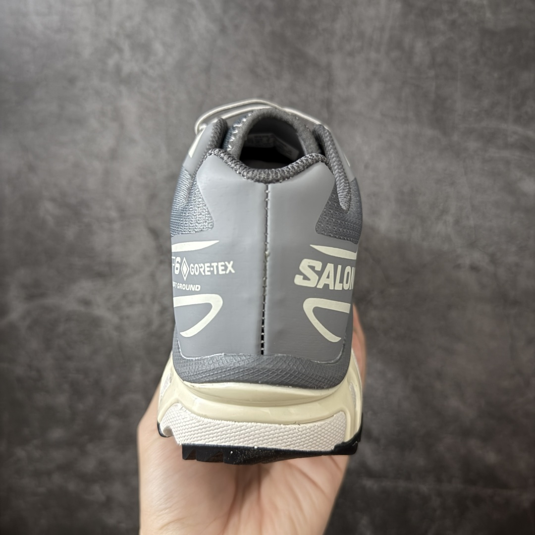 图片[4]-【莞产版】 Salomon XT-6 一代 萨洛蒙复古潮流户外机能登山跑鞋 元祖灰色 473057 纯原外贸平台特供订单 耗时半年巨作 全套原纸板楦头开发 原厂特供网布配套加持 确保原汁原味 完美呈现版型 原档数据独家私模五层组合大底 原装Ortholite轻量化鞋垫 中底布带钢印编号 原厂TPU锁扣 进口港宝加持 后跟自然饱满 还原公司包裹性 鞋面以“锯齿”状的包裹系统呈现 在基色底之下加入了各种色点缀 将公司的最新技术和时尚前卫的造型融入耐用的长跑款式中 鞋面由 TPU 薄膜制成 并焊接在高耐磨网眼上 使其既时尚又坚固 由 ACS底盘支撑 可增强稳定性和支撑力 以及由橡胶凸耳 Contragrip外底覆盖的 EVA 缓冲中底 旨在应对崎岖的地形 鞋舌上的彩色Salomon 标签、Quicklace 系统以及鞋头、鞋舌和鞋跟上的附加品牌使细节更加完美 让穿着者可以轻松驾驭户外与通勤下的任何运动生活场景 无缝鞋身户外随意纵横 颜值与脚感兼备 出街通勤 绝对非常吸睛 你值得拥有 尺码：36 36.5 37.5 38 38.5 39 40 40.5 41 42 42.5 43 44 44.5 45 46-选品中心