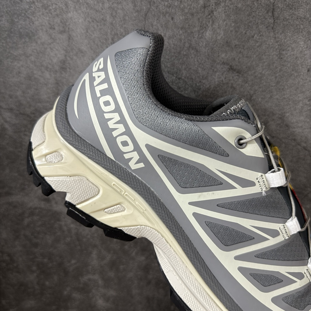 图片[7]-【莞产版】 Salomon XT-6 一代 萨洛蒙复古潮流户外机能登山跑鞋 元祖灰色 473057 纯原外贸平台特供订单 耗时半年巨作 全套原纸板楦头开发 原厂特供网布配套加持 确保原汁原味 完美呈现版型 原档数据独家私模五层组合大底 原装Ortholite轻量化鞋垫 中底布带钢印编号 原厂TPU锁扣 进口港宝加持 后跟自然饱满 还原公司包裹性 鞋面以“锯齿”状的包裹系统呈现 在基色底之下加入了各种色点缀 将公司的最新技术和时尚前卫的造型融入耐用的长跑款式中 鞋面由 TPU 薄膜制成 并焊接在高耐磨网眼上 使其既时尚又坚固 由 ACS底盘支撑 可增强稳定性和支撑力 以及由橡胶凸耳 Contragrip外底覆盖的 EVA 缓冲中底 旨在应对崎岖的地形 鞋舌上的彩色Salomon 标签、Quicklace 系统以及鞋头、鞋舌和鞋跟上的附加品牌使细节更加完美 让穿着者可以轻松驾驭户外与通勤下的任何运动生活场景 无缝鞋身户外随意纵横 颜值与脚感兼备 出街通勤 绝对非常吸睛 你值得拥有 尺码：36 36.5 37.5 38 38.5 39 40 40.5 41 42 42.5 43 44 44.5 45 46-选品中心