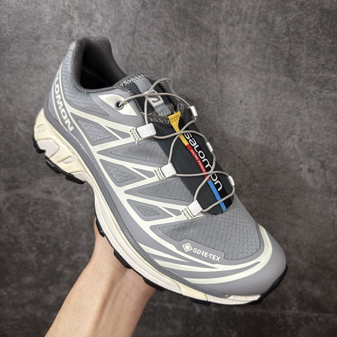 图片[3]-【莞产版】 Salomon XT-6 一代 萨洛蒙复古潮流户外机能登山跑鞋 元祖灰色 473057 纯原外贸平台特供订单 耗时半年巨作 全套原纸板楦头开发 原厂特供网布配套加持 确保原汁原味 完美呈现版型 原档数据独家私模五层组合大底 原装Ortholite轻量化鞋垫 中底布带钢印编号 原厂TPU锁扣 进口港宝加持 后跟自然饱满 还原公司包裹性 鞋面以“锯齿”状的包裹系统呈现 在基色底之下加入了各种色点缀 将公司的最新技术和时尚前卫的造型融入耐用的长跑款式中 鞋面由 TPU 薄膜制成 并焊接在高耐磨网眼上 使其既时尚又坚固 由 ACS底盘支撑 可增强稳定性和支撑力 以及由橡胶凸耳 Contragrip外底覆盖的 EVA 缓冲中底 旨在应对崎岖的地形 鞋舌上的彩色Salomon 标签、Quicklace 系统以及鞋头、鞋舌和鞋跟上的附加品牌使细节更加完美 让穿着者可以轻松驾驭户外与通勤下的任何运动生活场景 无缝鞋身户外随意纵横 颜值与脚感兼备 出街通勤 绝对非常吸睛 你值得拥有 尺码：36 36.5 37.5 38 38.5 39 40 40.5 41 42 42.5 43 44 44.5 45 46-选品中心