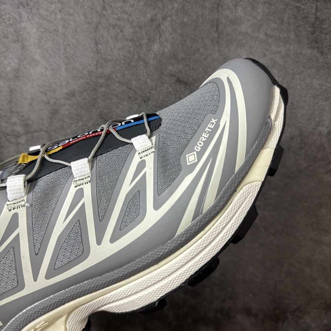 图片[6]-【莞产版】 Salomon XT-6 一代 萨洛蒙复古潮流户外机能登山跑鞋 元祖灰色 473057 纯原外贸平台特供订单 耗时半年巨作 全套原纸板楦头开发 原厂特供网布配套加持 确保原汁原味 完美呈现版型 原档数据独家私模五层组合大底 原装Ortholite轻量化鞋垫 中底布带钢印编号 原厂TPU锁扣 进口港宝加持 后跟自然饱满 还原公司包裹性 鞋面以“锯齿”状的包裹系统呈现 在基色底之下加入了各种色点缀 将公司的最新技术和时尚前卫的造型融入耐用的长跑款式中 鞋面由 TPU 薄膜制成 并焊接在高耐磨网眼上 使其既时尚又坚固 由 ACS底盘支撑 可增强稳定性和支撑力 以及由橡胶凸耳 Contragrip外底覆盖的 EVA 缓冲中底 旨在应对崎岖的地形 鞋舌上的彩色Salomon 标签、Quicklace 系统以及鞋头、鞋舌和鞋跟上的附加品牌使细节更加完美 让穿着者可以轻松驾驭户外与通勤下的任何运动生活场景 无缝鞋身户外随意纵横 颜值与脚感兼备 出街通勤 绝对非常吸睛 你值得拥有 尺码：36 36.5 37.5 38 38.5 39 40 40.5 41 42 42.5 43 44 44.5 45 46-选品中心