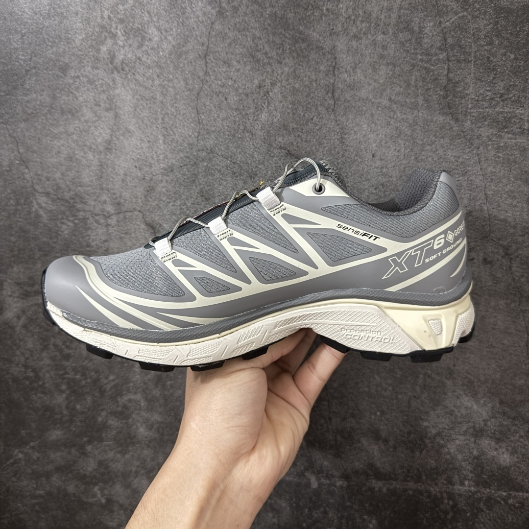 图片[2]-【莞产版】 Salomon XT-6 一代 萨洛蒙复古潮流户外机能登山跑鞋 元祖灰色 473057 纯原外贸平台特供订单 耗时半年巨作 全套原纸板楦头开发 原厂特供网布配套加持 确保原汁原味 完美呈现版型 原档数据独家私模五层组合大底 原装Ortholite轻量化鞋垫 中底布带钢印编号 原厂TPU锁扣 进口港宝加持 后跟自然饱满 还原公司包裹性 鞋面以“锯齿”状的包裹系统呈现 在基色底之下加入了各种色点缀 将公司的最新技术和时尚前卫的造型融入耐用的长跑款式中 鞋面由 TPU 薄膜制成 并焊接在高耐磨网眼上 使其既时尚又坚固 由 ACS底盘支撑 可增强稳定性和支撑力 以及由橡胶凸耳 Contragrip外底覆盖的 EVA 缓冲中底 旨在应对崎岖的地形 鞋舌上的彩色Salomon 标签、Quicklace 系统以及鞋头、鞋舌和鞋跟上的附加品牌使细节更加完美 让穿着者可以轻松驾驭户外与通勤下的任何运动生活场景 无缝鞋身户外随意纵横 颜值与脚感兼备 出街通勤 绝对非常吸睛 你值得拥有 尺码：36 36.5 37.5 38 38.5 39 40 40.5 41 42 42.5 43 44 44.5 45 46-选品中心