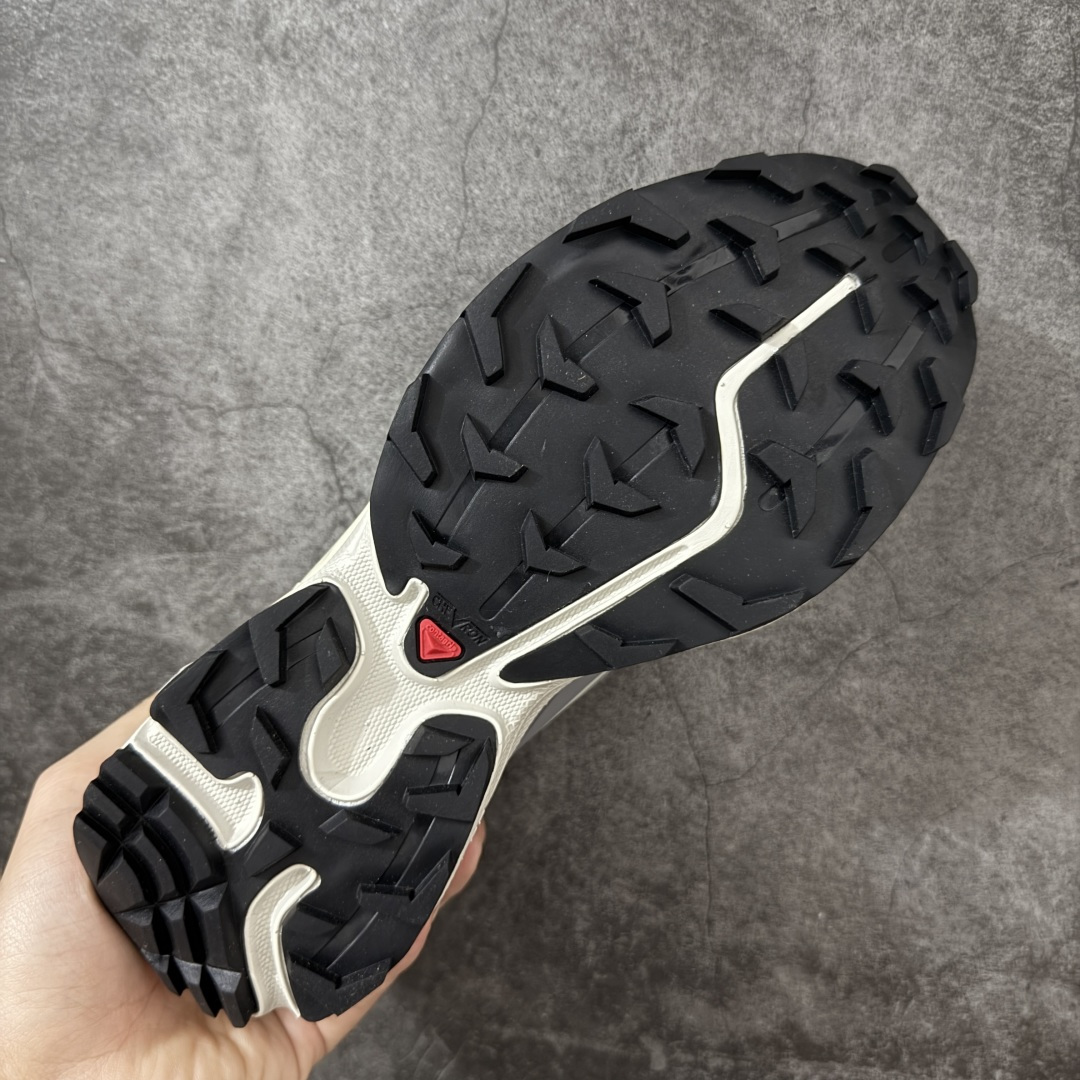 图片[9]-【莞产版】 Salomon XT-6 一代 萨洛蒙复古潮流户外机能登山跑鞋 元祖灰色 473057 纯原外贸平台特供订单 耗时半年巨作 全套原纸板楦头开发 原厂特供网布配套加持 确保原汁原味 完美呈现版型 原档数据独家私模五层组合大底 原装Ortholite轻量化鞋垫 中底布带钢印编号 原厂TPU锁扣 进口港宝加持 后跟自然饱满 还原公司包裹性 鞋面以“锯齿”状的包裹系统呈现 在基色底之下加入了各种色点缀 将公司的最新技术和时尚前卫的造型融入耐用的长跑款式中 鞋面由 TPU 薄膜制成 并焊接在高耐磨网眼上 使其既时尚又坚固 由 ACS底盘支撑 可增强稳定性和支撑力 以及由橡胶凸耳 Contragrip外底覆盖的 EVA 缓冲中底 旨在应对崎岖的地形 鞋舌上的彩色Salomon 标签、Quicklace 系统以及鞋头、鞋舌和鞋跟上的附加品牌使细节更加完美 让穿着者可以轻松驾驭户外与通勤下的任何运动生活场景 无缝鞋身户外随意纵横 颜值与脚感兼备 出街通勤 绝对非常吸睛 你值得拥有 尺码：36 36.5 37.5 38 38.5 39 40 40.5 41 42 42.5 43 44 44.5 45 46-选品中心