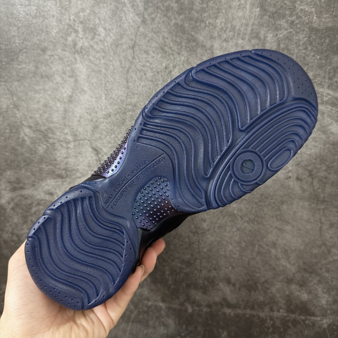 图片[9]-【莞顶纯原】Nike Air Flightposite One 飞行风一代系列中帮休闲运动文化篮球鞋“紫风渐变炫彩紫风衣”碳板风一复刻版 风衣 HJ4481-900 采用一次成型聚氨酯铸模脚型内膜鞋面材质 鞋垫嵌入前后掌ZOOM回弹缓震气垫 超大TPU模块组合耐磨橡胶大底❗️ 经典的全黑配色 Nike Air Flightposite 2014 “Carbon Fiber” 又将我们带回到那个难忘的年代。低调而奢华感十足的碳纤维纹路鞋面，经典的拉链式设计，在十多年后的今天，这款碳板风仍然颇具魅力，诸多细节值得细细品味。 尺码：40-46-选品中心