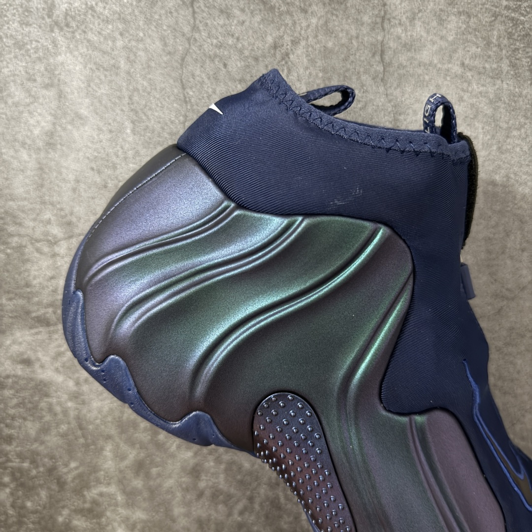 图片[7]-【莞顶纯原】Nike Air Flightposite One 飞行风一代系列中帮休闲运动文化篮球鞋“紫风渐变炫彩紫风衣”碳板风一复刻版 风衣 HJ4481-900 采用一次成型聚氨酯铸模脚型内膜鞋面材质 鞋垫嵌入前后掌ZOOM回弹缓震气垫 超大TPU模块组合耐磨橡胶大底❗️ 经典的全黑配色 Nike Air Flightposite 2014 “Carbon Fiber” 又将我们带回到那个难忘的年代。低调而奢华感十足的碳纤维纹路鞋面，经典的拉链式设计，在十多年后的今天，这款碳板风仍然颇具魅力，诸多细节值得细细品味。 尺码：40-46-选品中心