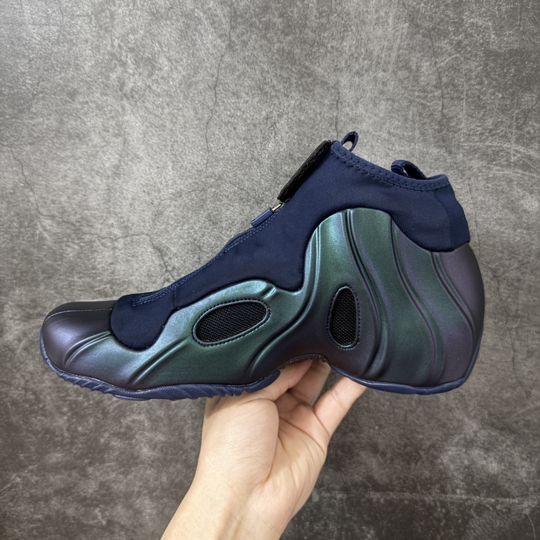 图片[2]-【莞顶纯原】Nike Air Flightposite One 飞行风一代系列中帮休闲运动文化篮球鞋“紫风渐变炫彩紫风衣”碳板风一复刻版 风衣 HJ4481-900 采用一次成型聚氨酯铸模脚型内膜鞋面材质 鞋垫嵌入前后掌ZOOM回弹缓震气垫 超大TPU模块组合耐磨橡胶大底❗️ 经典的全黑配色 Nike Air Flightposite 2014 “Carbon Fiber” 又将我们带回到那个难忘的年代。低调而奢华感十足的碳纤维纹路鞋面，经典的拉链式设计，在十多年后的今天，这款碳板风仍然颇具魅力，诸多细节值得细细品味。 尺码：40-46-选品中心