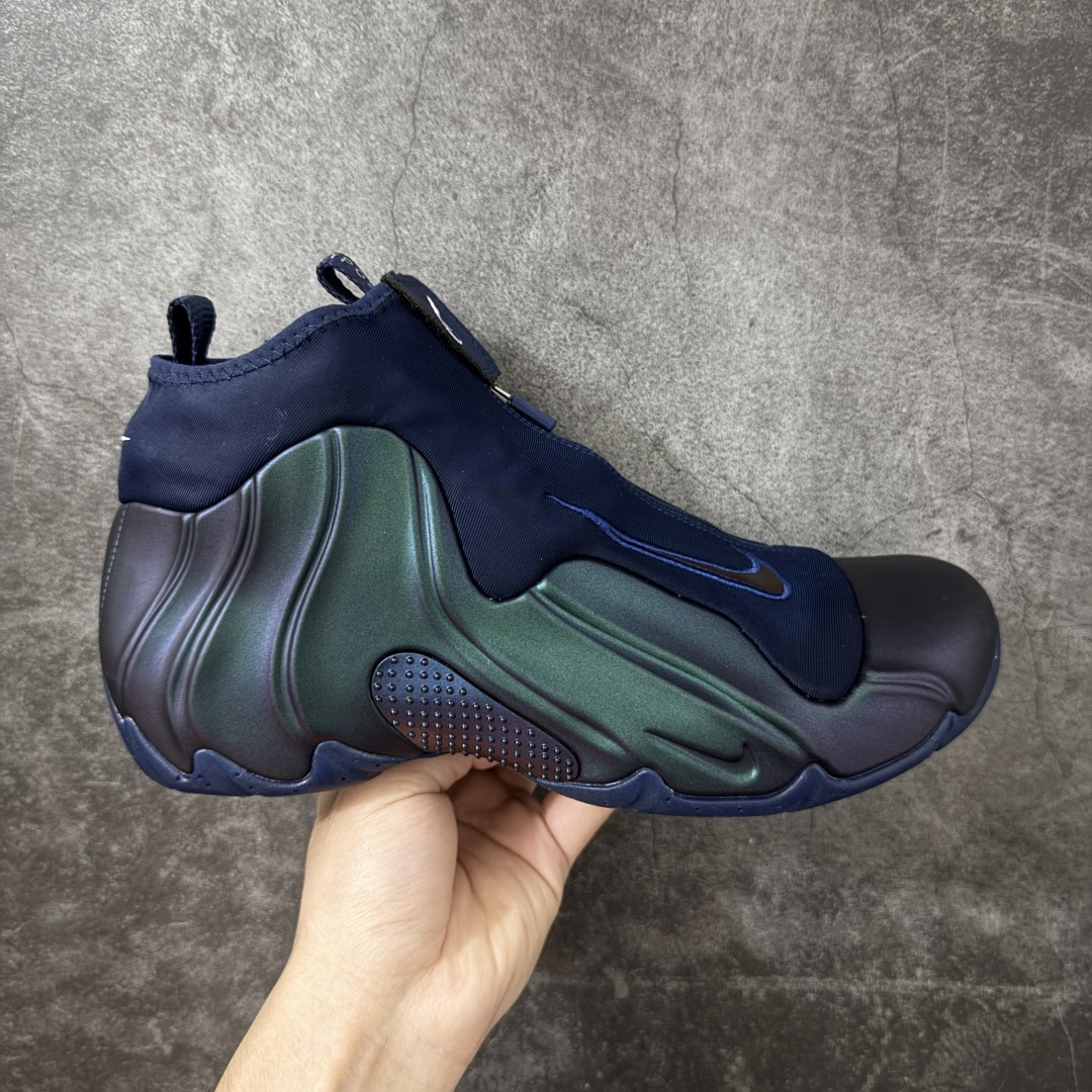 【莞顶纯原】Nike Air Flightposite One 飞行风一代系列中帮休闲运动文化篮球鞋“紫风渐变炫彩紫风衣”碳板风一复刻版 风衣 HJ4481-900 采用一次成型聚氨酯铸模脚型内膜鞋面材质 鞋垫嵌入前后掌ZOOM回弹缓震气垫 超大TPU模块组合耐磨橡胶大底❗️ 经典的全黑配色 Nike Air Flightposite 2014 “Carbon Fiber” 又将我们带回到那个难忘的年代。低调而奢华感十足的碳纤维纹路鞋面，经典的拉链式设计，在十多年后的今天，这款碳板风仍然颇具魅力，诸多细节值得细细品味。 尺码：40-46-选品中心
