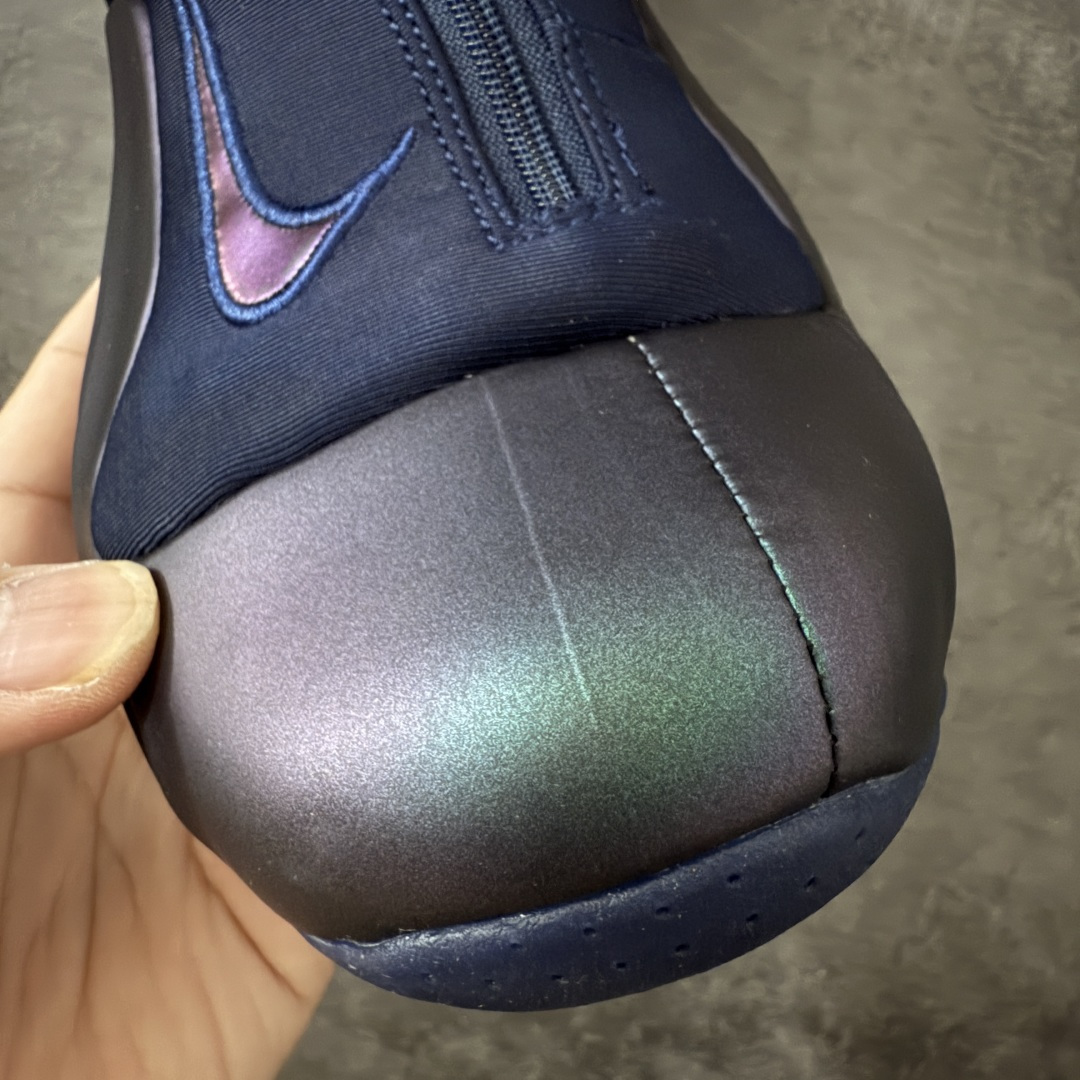 图片[6]-【莞顶纯原】Nike Air Flightposite One 飞行风一代系列中帮休闲运动文化篮球鞋“紫风渐变炫彩紫风衣”碳板风一复刻版 风衣 HJ4481-900 采用一次成型聚氨酯铸模脚型内膜鞋面材质 鞋垫嵌入前后掌ZOOM回弹缓震气垫 超大TPU模块组合耐磨橡胶大底❗️ 经典的全黑配色 Nike Air Flightposite 2014 “Carbon Fiber” 又将我们带回到那个难忘的年代。低调而奢华感十足的碳纤维纹路鞋面，经典的拉链式设计，在十多年后的今天，这款碳板风仍然颇具魅力，诸多细节值得细细品味。 尺码：40-46-选品中心