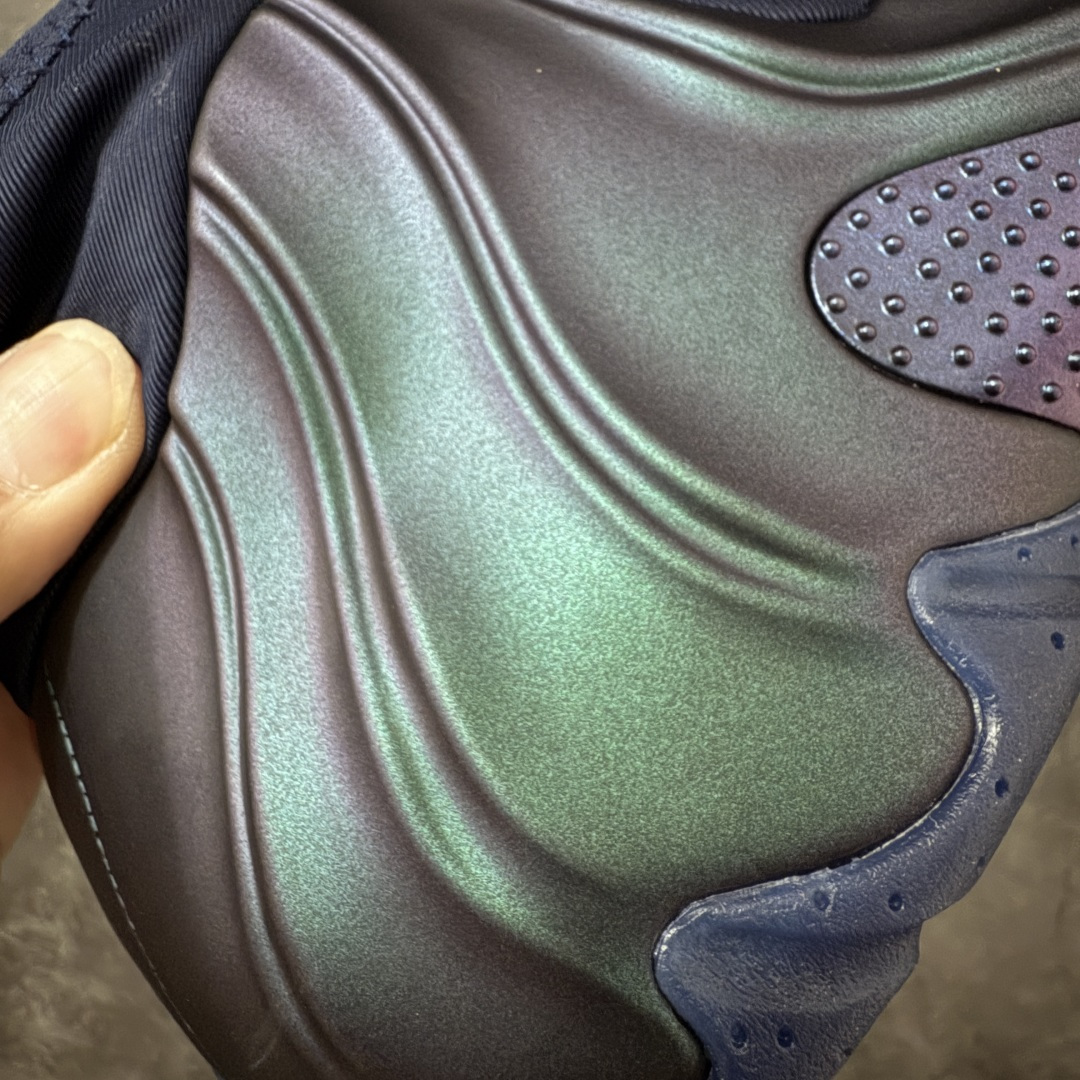 图片[3]-【莞顶纯原】Nike Air Flightposite One 飞行风一代系列中帮休闲运动文化篮球鞋“紫风渐变炫彩紫风衣”碳板风一复刻版 风衣 HJ4481-900 采用一次成型聚氨酯铸模脚型内膜鞋面材质 鞋垫嵌入前后掌ZOOM回弹缓震气垫 超大TPU模块组合耐磨橡胶大底❗️ 经典的全黑配色 Nike Air Flightposite 2014 “Carbon Fiber” 又将我们带回到那个难忘的年代。低调而奢华感十足的碳纤维纹路鞋面，经典的拉链式设计，在十多年后的今天，这款碳板风仍然颇具魅力，诸多细节值得细细品味。 尺码：40-46-选品中心