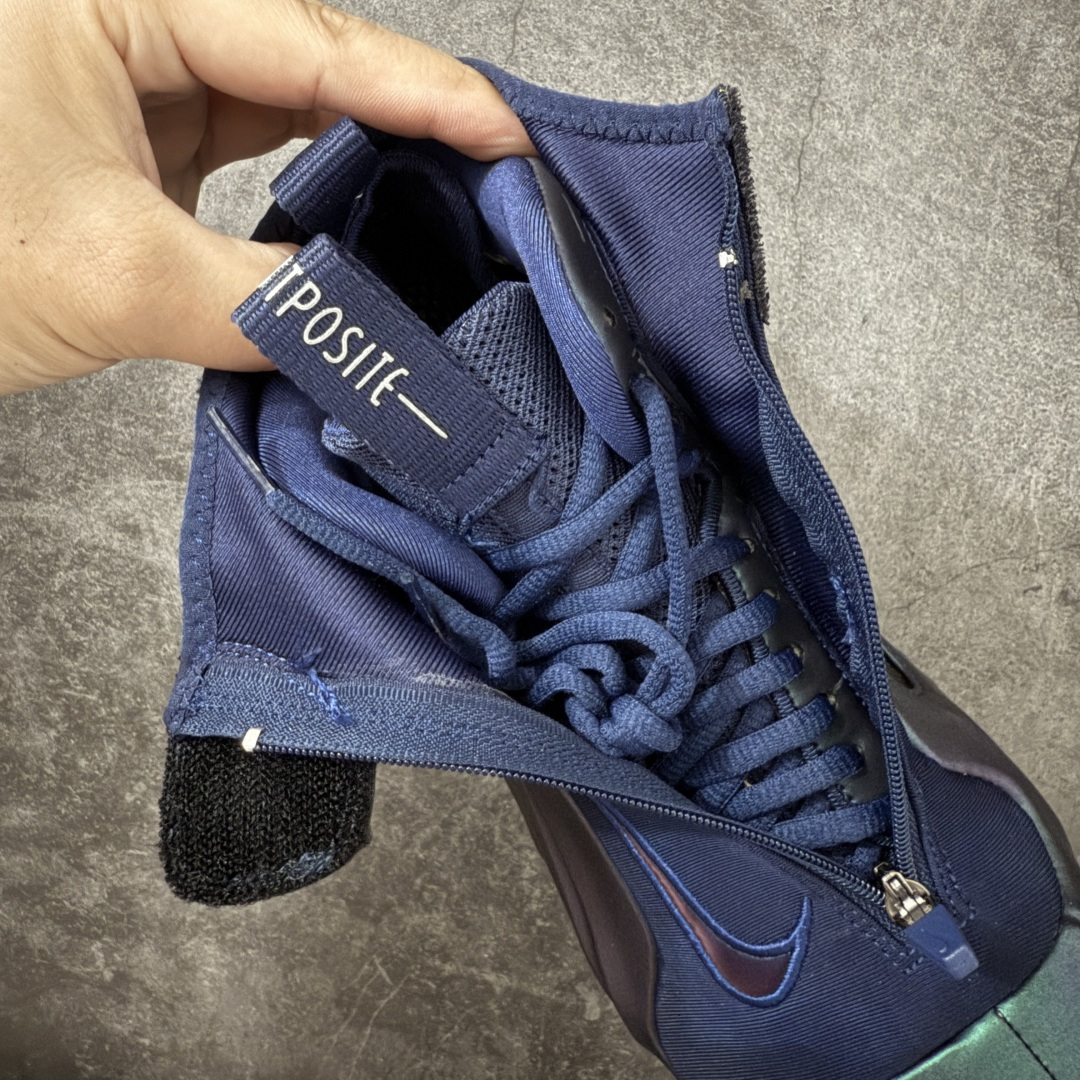 图片[8]-【莞顶纯原】Nike Air Flightposite One 飞行风一代系列中帮休闲运动文化篮球鞋“紫风渐变炫彩紫风衣”碳板风一复刻版 风衣 HJ4481-900 采用一次成型聚氨酯铸模脚型内膜鞋面材质 鞋垫嵌入前后掌ZOOM回弹缓震气垫 超大TPU模块组合耐磨橡胶大底❗️ 经典的全黑配色 Nike Air Flightposite 2014 “Carbon Fiber” 又将我们带回到那个难忘的年代。低调而奢华感十足的碳纤维纹路鞋面，经典的拉链式设计，在十多年后的今天，这款碳板风仍然颇具魅力，诸多细节值得细细品味。 尺码：40-46-选品中心