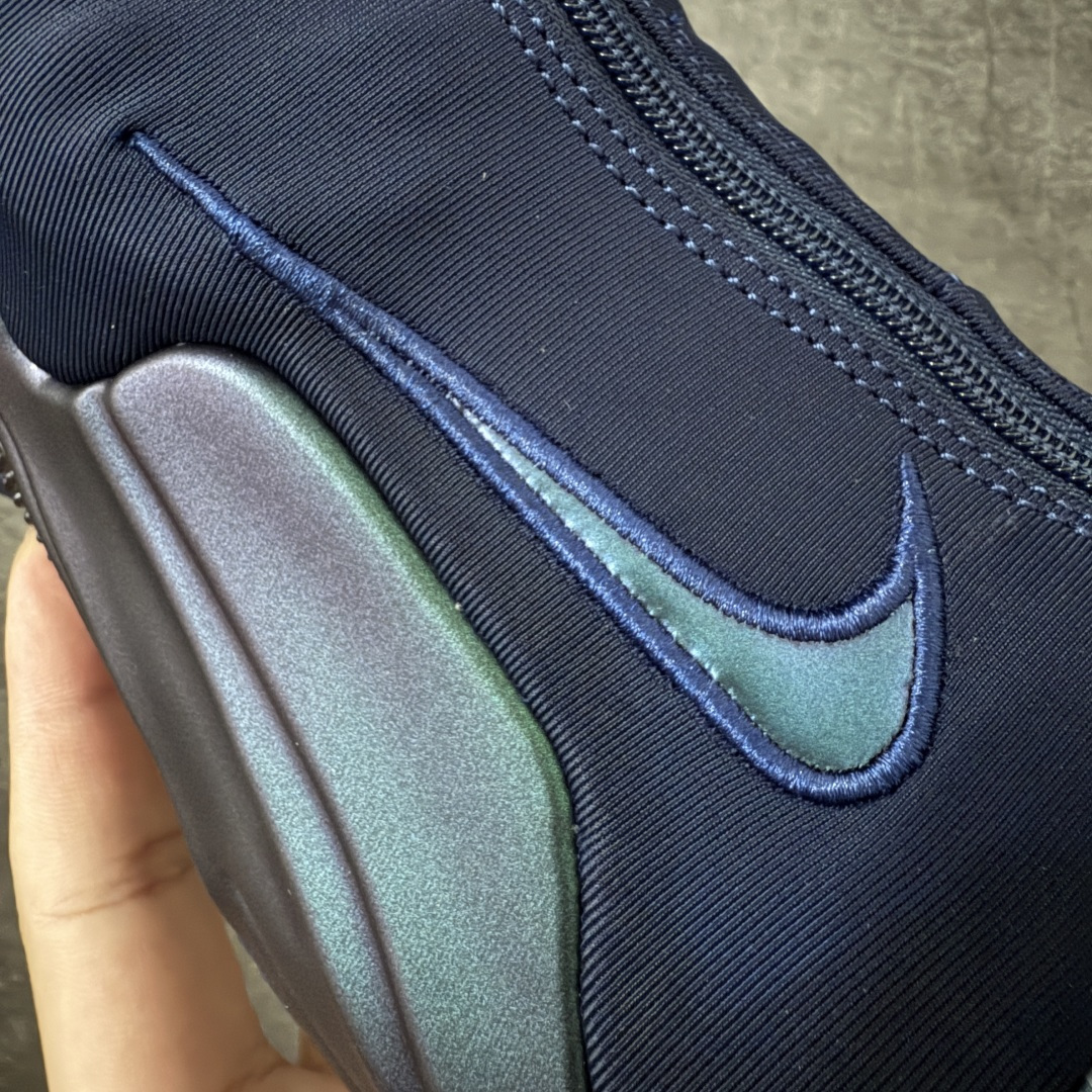 图片[5]-【莞顶纯原】Nike Air Flightposite One 飞行风一代系列中帮休闲运动文化篮球鞋“紫风渐变炫彩紫风衣”碳板风一复刻版 风衣 HJ4481-900 采用一次成型聚氨酯铸模脚型内膜鞋面材质 鞋垫嵌入前后掌ZOOM回弹缓震气垫 超大TPU模块组合耐磨橡胶大底❗️ 经典的全黑配色 Nike Air Flightposite 2014 “Carbon Fiber” 又将我们带回到那个难忘的年代。低调而奢华感十足的碳纤维纹路鞋面，经典的拉链式设计，在十多年后的今天，这款碳板风仍然颇具魅力，诸多细节值得细细品味。 尺码：40-46-选品中心