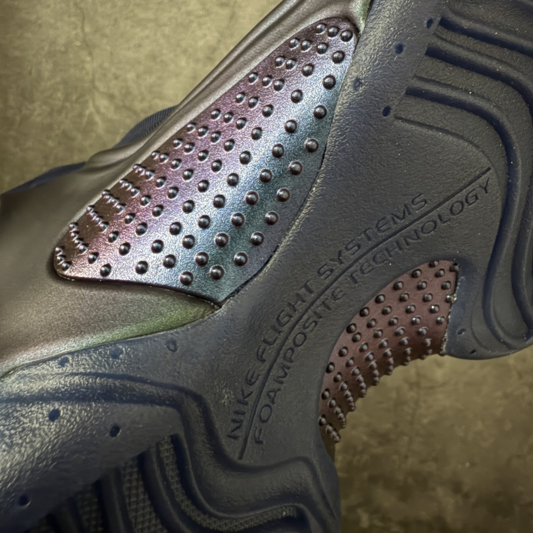 图片[4]-【莞顶纯原】Nike Air Flightposite One 飞行风一代系列中帮休闲运动文化篮球鞋“紫风渐变炫彩紫风衣”碳板风一复刻版 风衣 HJ4481-900 采用一次成型聚氨酯铸模脚型内膜鞋面材质 鞋垫嵌入前后掌ZOOM回弹缓震气垫 超大TPU模块组合耐磨橡胶大底❗️ 经典的全黑配色 Nike Air Flightposite 2014 “Carbon Fiber” 又将我们带回到那个难忘的年代。低调而奢华感十足的碳纤维纹路鞋面，经典的拉链式设计，在十多年后的今天，这款碳板风仍然颇具魅力，诸多细节值得细细品味。 尺码：40-46-选品中心