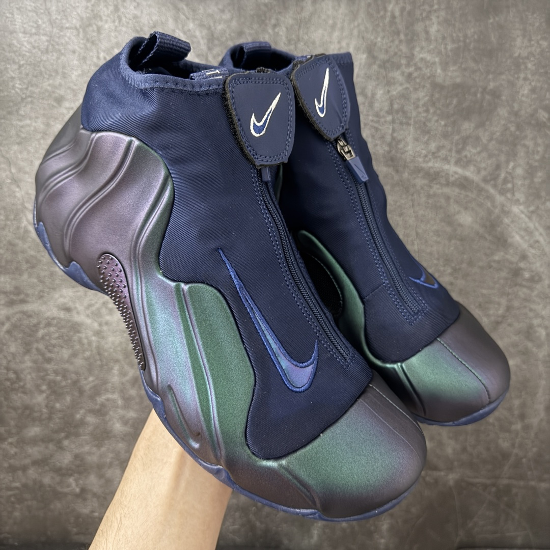 【莞顶纯原】Nike Air Flightposite One 飞行风一代系列中帮休闲运动文化篮球鞋“紫风渐变炫彩紫风衣”碳板风一复刻版 风衣 HJ4481-900 采用一次成型聚氨酯铸模脚型内膜鞋面材质 鞋垫嵌入前后掌ZOOM回弹缓震气垫 超大TPU模块组合耐磨橡胶大底❗️ 经典的全黑配色 Nike Air Flightposite 2014 “Carbon Fiber” 又将我们带回到那个难忘的年代。低调而奢华感十足的碳纤维纹路鞋面，经典的拉链式设计，在十多年后的今天，这款碳板风仍然颇具魅力，诸多细节值得细细品味。 尺码：40-46-选品中心