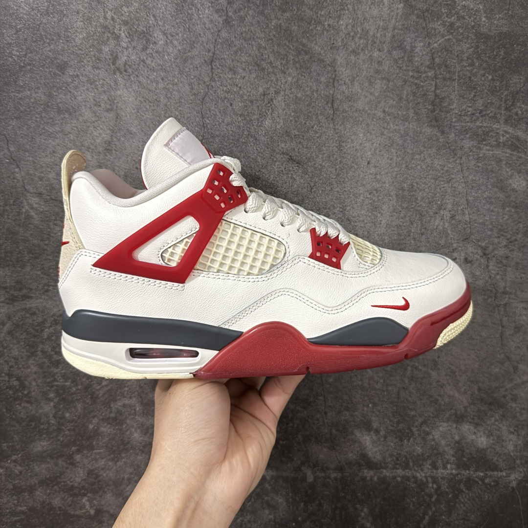 【新DT版】Nigel Sylvester x Jordan Air Jordan AJ4 联名白砖红 IQ8055-100 全套原纸板楦头开发 原厂特供皮料加持 确保原汁原味 完美呈现四代版型 一比一鞋头弧度高度鞋身弧度 数据细节工艺流程均保持原鞋一致 原厂TPU网格鞋带扣 正确内里网布 菱角分明不变形无多余毛边 柔软性质感一致于原鞋 市场唯一原厂鞋扣模具 背面可见隐藏注塑口 原厂织唛标 原厂飞人电绣工艺 尾指中部跳三针 独家绑鞋带手法 印刷中底布 四线拉帮 米色美纹纸贴合固定 进口港宝加持 后跟自然饱满 全鞋荧光划线卡点 追求极致完美 每一双都是工艺品 多重QC质检 超越公司货的品控标准 实实在在的免检产品 尺码：40.5 41 42 42.5 43 44 44.5 45 45.5 46 47.5 48.5-选品中心