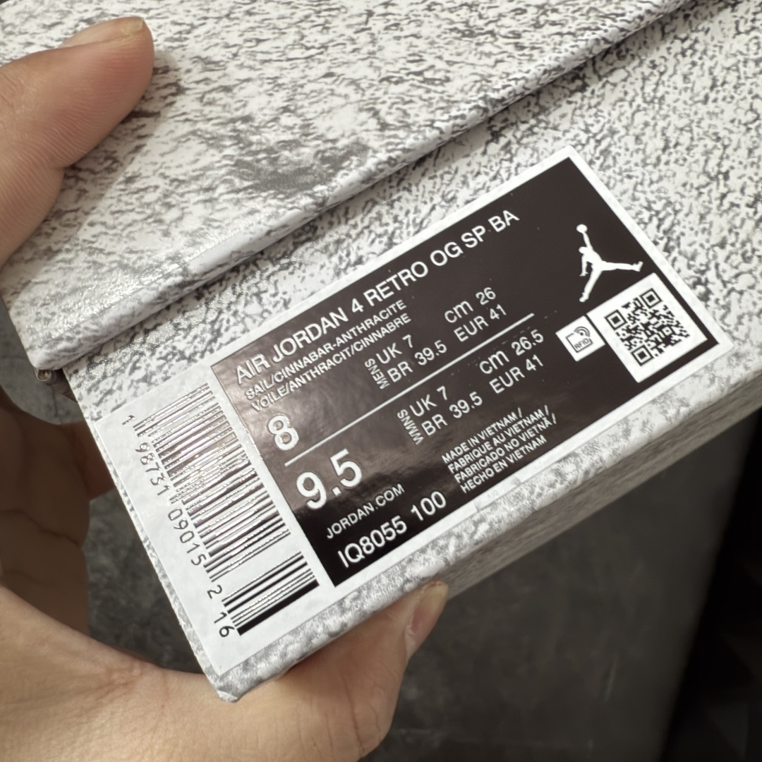 图片[13]-【新DT版】Nigel Sylvester x Jordan Air Jordan AJ4 联名白砖红 IQ8055-100 全套原纸板楦头开发 原厂特供皮料加持 确保原汁原味 完美呈现四代版型 一比一鞋头弧度高度鞋身弧度 数据细节工艺流程均保持原鞋一致 原厂TPU网格鞋带扣 正确内里网布 菱角分明不变形无多余毛边 柔软性质感一致于原鞋 市场唯一原厂鞋扣模具 背面可见隐藏注塑口 原厂织唛标 原厂飞人电绣工艺 尾指中部跳三针 独家绑鞋带手法 印刷中底布 四线拉帮 米色美纹纸贴合固定 进口港宝加持 后跟自然饱满 全鞋荧光划线卡点 追求极致完美 每一双都是工艺品 多重QC质检 超越公司货的品控标准 实实在在的免检产品 尺码：40.5 41 42 42.5 43 44 44.5 45 45.5 46 47.5 48.5-选品中心