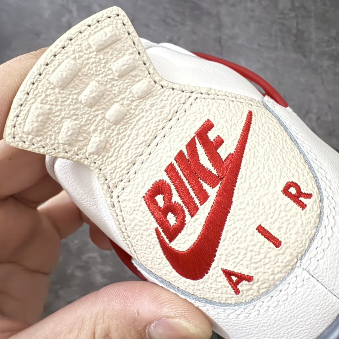 图片[2]-【新DT版】Nigel Sylvester x Jordan Air Jordan AJ4 联名白砖红 IQ8055-100 全套原纸板楦头开发 原厂特供皮料加持 确保原汁原味 完美呈现四代版型 一比一鞋头弧度高度鞋身弧度 数据细节工艺流程均保持原鞋一致 原厂TPU网格鞋带扣 正确内里网布 菱角分明不变形无多余毛边 柔软性质感一致于原鞋 市场唯一原厂鞋扣模具 背面可见隐藏注塑口 原厂织唛标 原厂飞人电绣工艺 尾指中部跳三针 独家绑鞋带手法 印刷中底布 四线拉帮 米色美纹纸贴合固定 进口港宝加持 后跟自然饱满 全鞋荧光划线卡点 追求极致完美 每一双都是工艺品 多重QC质检 超越公司货的品控标准 实实在在的免检产品 尺码：40.5 41 42 42.5 43 44 44.5 45 45.5 46 47.5 48.5-选品中心