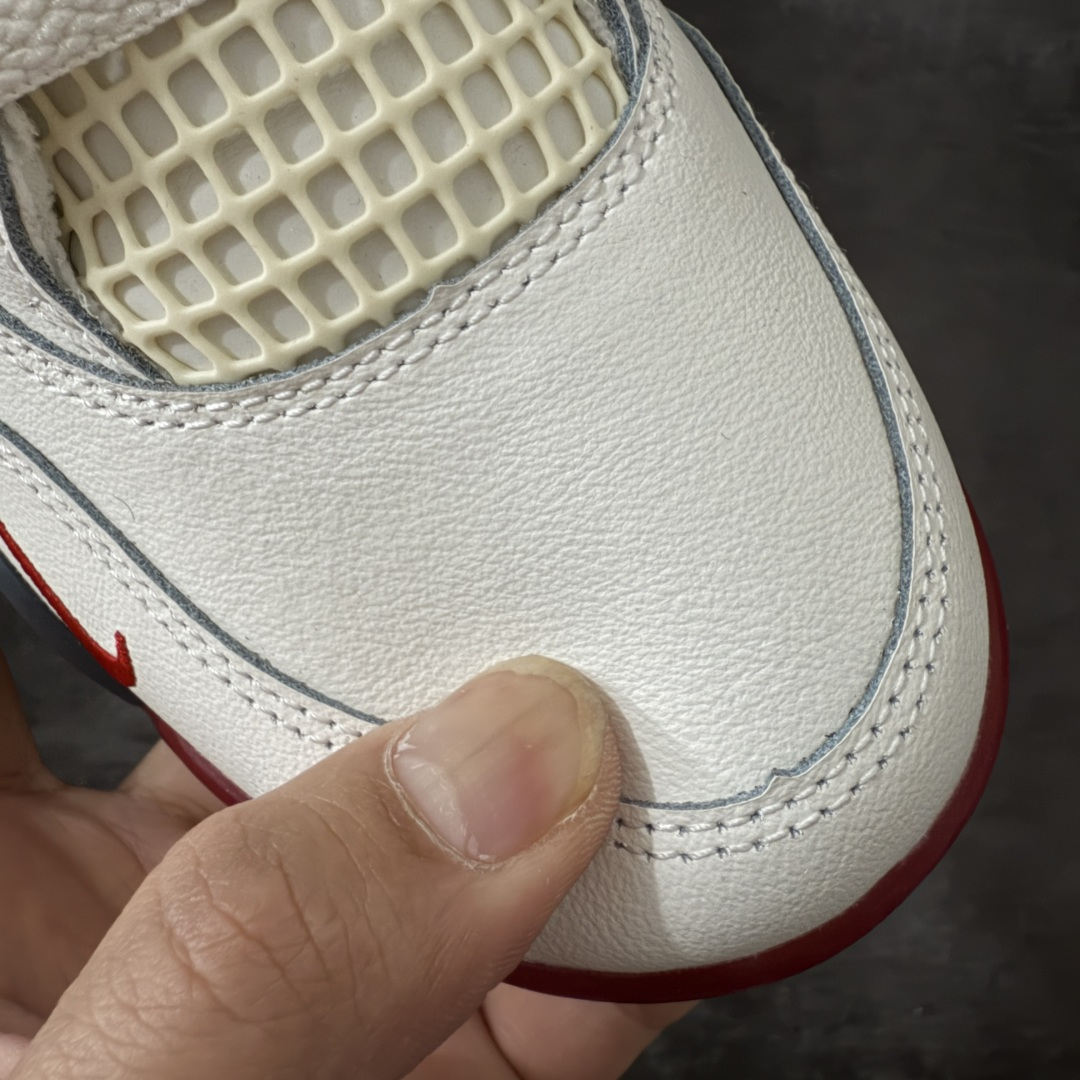 图片[7]-【新DT版】Nigel Sylvester x Jordan Air Jordan AJ4 联名白砖红 IQ8055-100 全套原纸板楦头开发 原厂特供皮料加持 确保原汁原味 完美呈现四代版型 一比一鞋头弧度高度鞋身弧度 数据细节工艺流程均保持原鞋一致 原厂TPU网格鞋带扣 正确内里网布 菱角分明不变形无多余毛边 柔软性质感一致于原鞋 市场唯一原厂鞋扣模具 背面可见隐藏注塑口 原厂织唛标 原厂飞人电绣工艺 尾指中部跳三针 独家绑鞋带手法 印刷中底布 四线拉帮 米色美纹纸贴合固定 进口港宝加持 后跟自然饱满 全鞋荧光划线卡点 追求极致完美 每一双都是工艺品 多重QC质检 超越公司货的品控标准 实实在在的免检产品 尺码：40.5 41 42 42.5 43 44 44.5 45 45.5 46 47.5 48.5-选品中心