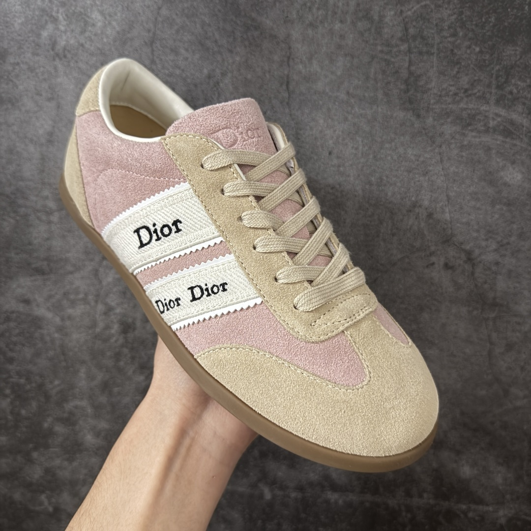 图片[3]-【广东纯原版】Dior Ribbon 德训鞋 经典复刻 多色可选 品牌标志性缎带印花，致敬经典J\’Adior设计，辨识度拉满 优质绒面牛皮革拼接面料，质感细腻，上脚柔软不磨脚 复古生胶防滑鞋底，兼顾舒适与实用性，日常通勤/出游轻松驾驭 粉/白/黑/奶茶4种配色，适配甜妹/酷飒/温柔多种风格 尺码：35-40-选品中心