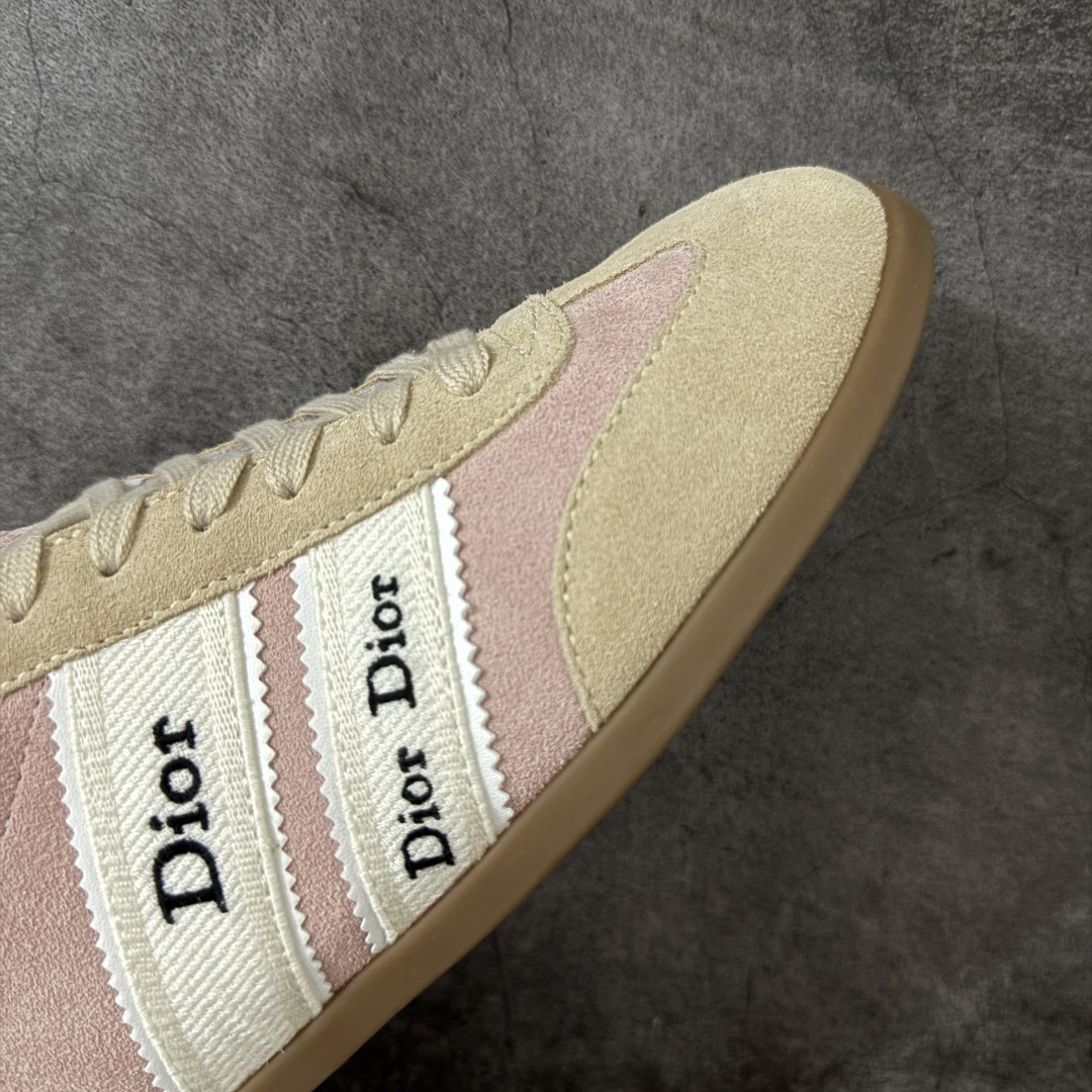 图片[6]-【广东纯原版】Dior Ribbon 德训鞋 经典复刻 多色可选 品牌标志性缎带印花，致敬经典J\’Adior设计，辨识度拉满 优质绒面牛皮革拼接面料，质感细腻，上脚柔软不磨脚 复古生胶防滑鞋底，兼顾舒适与实用性，日常通勤/出游轻松驾驭 粉/白/黑/奶茶4种配色，适配甜妹/酷飒/温柔多种风格 尺码：35-40-选品中心