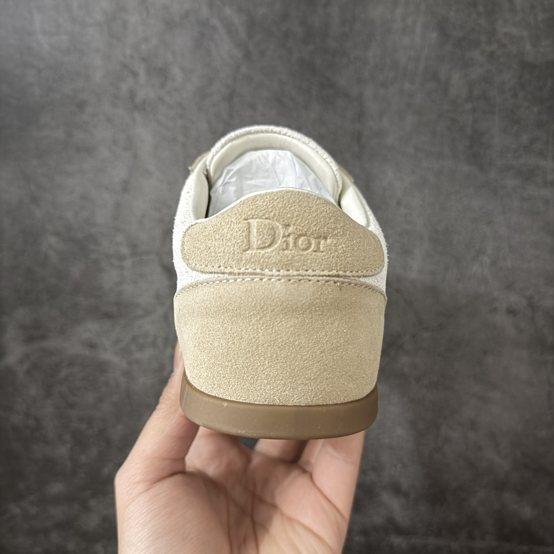 图片[4]-【广东纯原版】Dior Ribbon 德训鞋 经典复刻 多色可选 品牌标志性缎带印花，致敬经典J\’Adior设计，辨识度拉满 优质绒面牛皮革拼接面料，质感细腻，上脚柔软不磨脚 复古生胶防滑鞋底，兼顾舒适与实用性，日常通勤/出游轻松驾驭 粉/白/黑/奶茶4种配色，适配甜妹/酷飒/温柔多种风格 尺码：35-40-选品中心