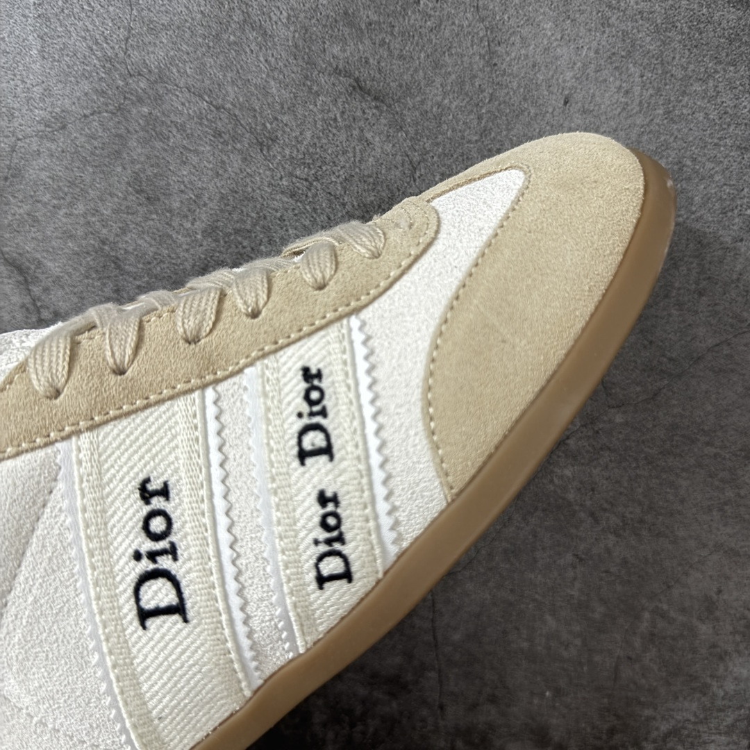 图片[6]-【广东纯原版】Dior Ribbon 德训鞋 经典复刻 多色可选 品牌标志性缎带印花，致敬经典J\’Adior设计，辨识度拉满 优质绒面牛皮革拼接面料，质感细腻，上脚柔软不磨脚 复古生胶防滑鞋底，兼顾舒适与实用性，日常通勤/出游轻松驾驭 粉/白/黑/奶茶4种配色，适配甜妹/酷飒/温柔多种风格 尺码：35-40-选品中心
