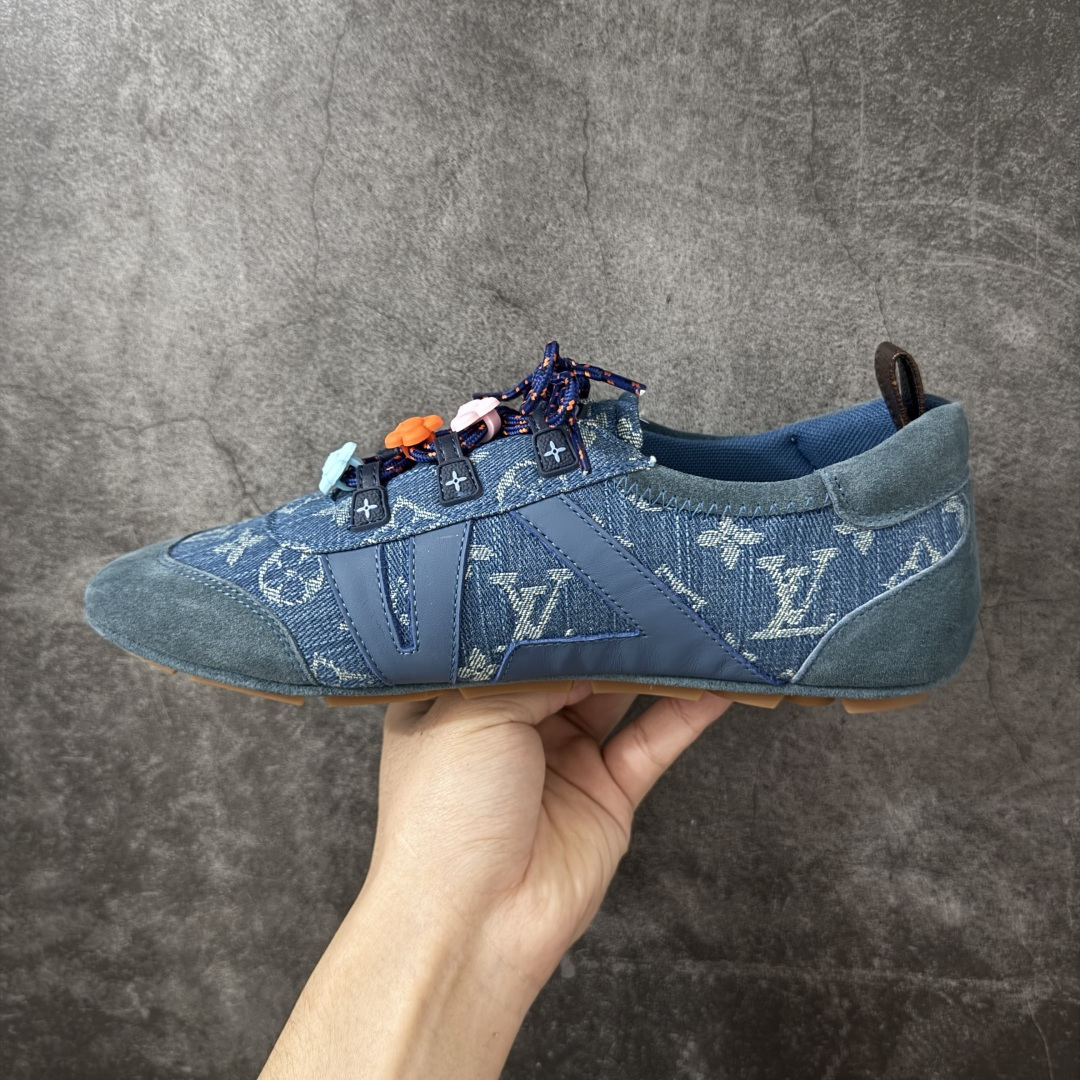 图片[2]-【广东纯原版】2026早春发布新款LOUIS VUITTON SneaKerina 德训鞋 芭蕾舞鞋 采用 Sacchetto 制鞋工艺，赋予柔韧鞋底与轻盈内部设计，适合日常休闲及精致造型。 sneakerina运动鞋惊艳曝光 设计灵感源自芭蕾舞平底鞋 优雅与复古并存 整体低调又老钱 原版购入 独家开模 媲美原版头层小牛皮 鞋面系带设计，侧面印有 LV 标志，后跟处配有拉环。——这双鞋简直是优雅与松弛感的完美融合！💃 尺码：35-40-选品中心