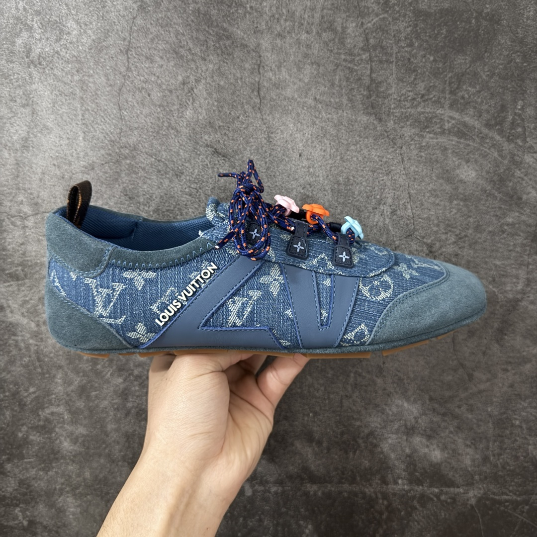 【广东纯原版】2026早春发布新款LOUIS VUITTON SneaKerina 德训鞋 芭蕾舞鞋 采用 Sacchetto 制鞋工艺，赋予柔韧鞋底与轻盈内部设计，适合日常休闲及精致造型。 sneakerina运动鞋惊艳曝光 设计灵感源自芭蕾舞平底鞋 优雅与复古并存 整体低调又老钱 原版购入 独家开模 媲美原版头层小牛皮 鞋面系带设计，侧面印有 LV 标志，后跟处配有拉环。——这双鞋简直是优雅与松弛感的完美融合！💃 尺码：35-40-选品中心