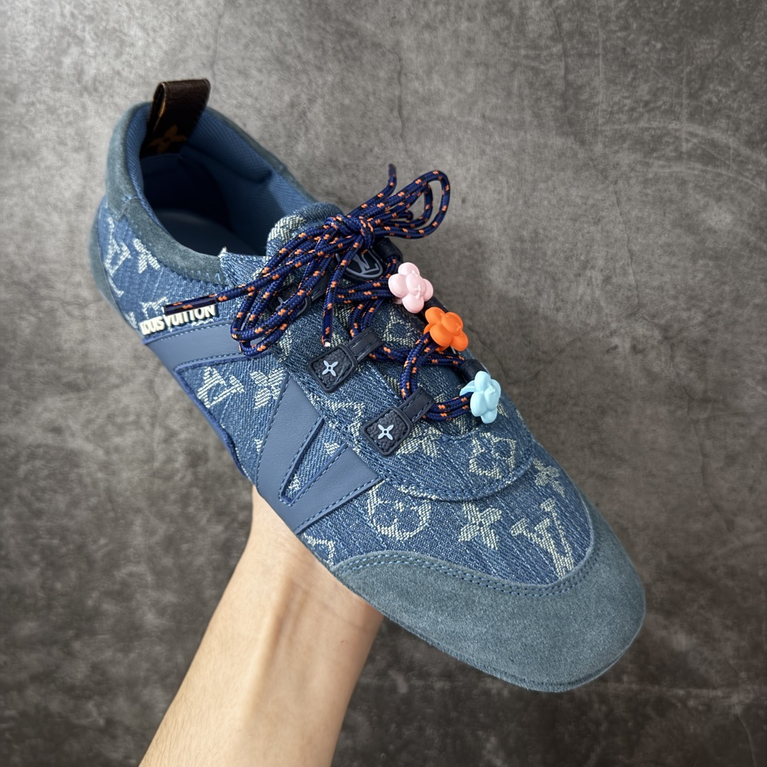 图片[3]-【广东纯原版】2026早春发布新款LOUIS VUITTON SneaKerina 德训鞋 芭蕾舞鞋 采用 Sacchetto 制鞋工艺，赋予柔韧鞋底与轻盈内部设计，适合日常休闲及精致造型。 sneakerina运动鞋惊艳曝光 设计灵感源自芭蕾舞平底鞋 优雅与复古并存 整体低调又老钱 原版购入 独家开模 媲美原版头层小牛皮 鞋面系带设计，侧面印有 LV 标志，后跟处配有拉环。——这双鞋简直是优雅与松弛感的完美融合！💃 尺码：35-40-选品中心