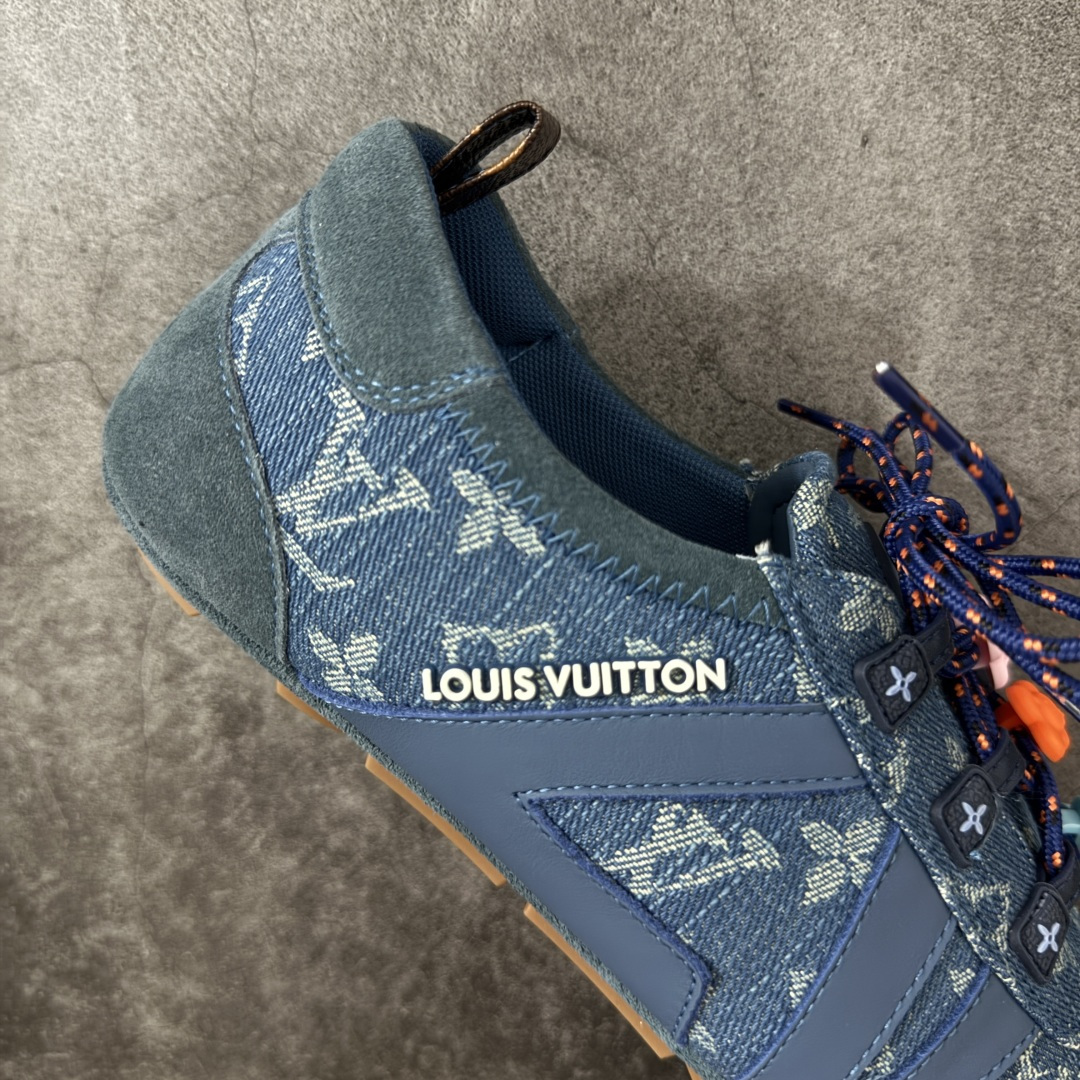 图片[7]-【广东纯原版】2026早春发布新款LOUIS VUITTON SneaKerina 德训鞋 芭蕾舞鞋 采用 Sacchetto 制鞋工艺，赋予柔韧鞋底与轻盈内部设计，适合日常休闲及精致造型。 sneakerina运动鞋惊艳曝光 设计灵感源自芭蕾舞平底鞋 优雅与复古并存 整体低调又老钱 原版购入 独家开模 媲美原版头层小牛皮 鞋面系带设计，侧面印有 LV 标志，后跟处配有拉环。——这双鞋简直是优雅与松弛感的完美融合！💃 尺码：35-40-选品中心