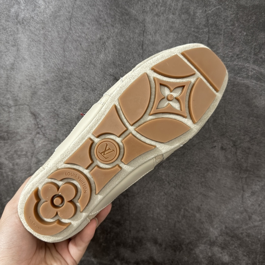 图片[9]-【广东纯原版】2026早春发布新款LOUIS VUITTON SneaKerina 德训鞋 芭蕾舞鞋 采用 Sacchetto 制鞋工艺，赋予柔韧鞋底与轻盈内部设计，适合日常休闲及精致造型。 sneakerina运动鞋惊艳曝光 设计灵感源自芭蕾舞平底鞋 优雅与复古并存 整体低调又老钱 原版购入 独家开模 媲美原版头层小牛皮 鞋面系带设计，侧面印有 LV 标志，后跟处配有拉环。——这双鞋简直是优雅与松弛感的完美融合！💃 尺码：35-40-选品中心