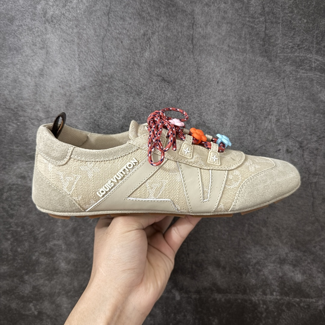【广东纯原版】2026早春发布新款LOUIS VUITTON SneaKerina 德训鞋 芭蕾舞鞋 采用 Sacchetto 制鞋工艺，赋予柔韧鞋底与轻盈内部设计，适合日常休闲及精致造型。 sneakerina运动鞋惊艳曝光 设计灵感源自芭蕾舞平底鞋 优雅与复古并存 整体低调又老钱 原版购入 独家开模 媲美原版头层小牛皮 鞋面系带设计，侧面印有 LV 标志，后跟处配有拉环。——这双鞋简直是优雅与松弛感的完美融合！💃 尺码：35-40-选品中心