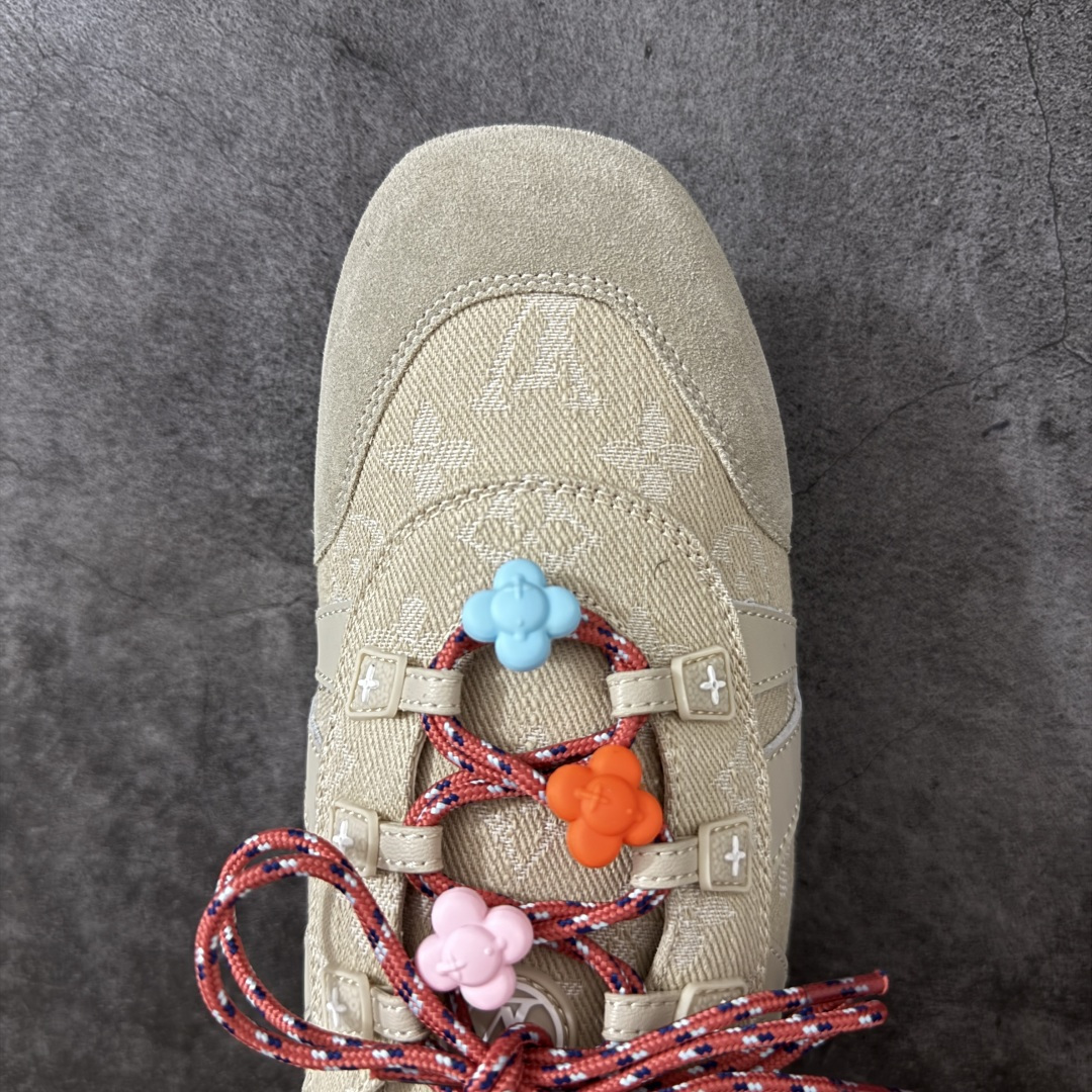 图片[5]-【广东纯原版】2026早春发布新款LOUIS VUITTON SneaKerina 德训鞋 芭蕾舞鞋 采用 Sacchetto 制鞋工艺，赋予柔韧鞋底与轻盈内部设计，适合日常休闲及精致造型。 sneakerina运动鞋惊艳曝光 设计灵感源自芭蕾舞平底鞋 优雅与复古并存 整体低调又老钱 原版购入 独家开模 媲美原版头层小牛皮 鞋面系带设计，侧面印有 LV 标志，后跟处配有拉环。——这双鞋简直是优雅与松弛感的完美融合！💃 尺码：35-40-选品中心