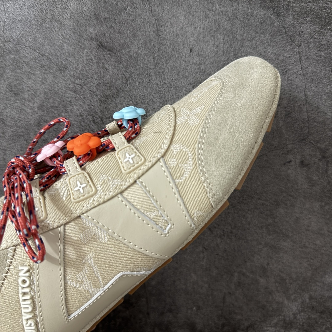 图片[6]-【广东纯原版】2026早春发布新款LOUIS VUITTON SneaKerina 德训鞋 芭蕾舞鞋 采用 Sacchetto 制鞋工艺，赋予柔韧鞋底与轻盈内部设计，适合日常休闲及精致造型。 sneakerina运动鞋惊艳曝光 设计灵感源自芭蕾舞平底鞋 优雅与复古并存 整体低调又老钱 原版购入 独家开模 媲美原版头层小牛皮 鞋面系带设计，侧面印有 LV 标志，后跟处配有拉环。——这双鞋简直是优雅与松弛感的完美融合！💃 尺码：35-40-选品中心