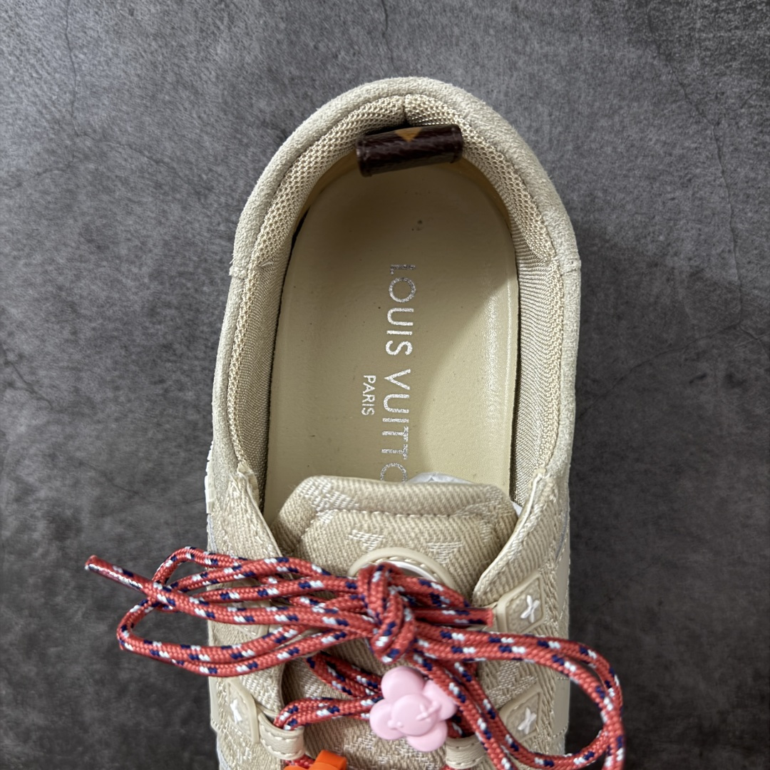 图片[8]-【广东纯原版】2026早春发布新款LOUIS VUITTON SneaKerina 德训鞋 芭蕾舞鞋 采用 Sacchetto 制鞋工艺，赋予柔韧鞋底与轻盈内部设计，适合日常休闲及精致造型。 sneakerina运动鞋惊艳曝光 设计灵感源自芭蕾舞平底鞋 优雅与复古并存 整体低调又老钱 原版购入 独家开模 媲美原版头层小牛皮 鞋面系带设计，侧面印有 LV 标志，后跟处配有拉环。——这双鞋简直是优雅与松弛感的完美融合！💃 尺码：35-40-选品中心