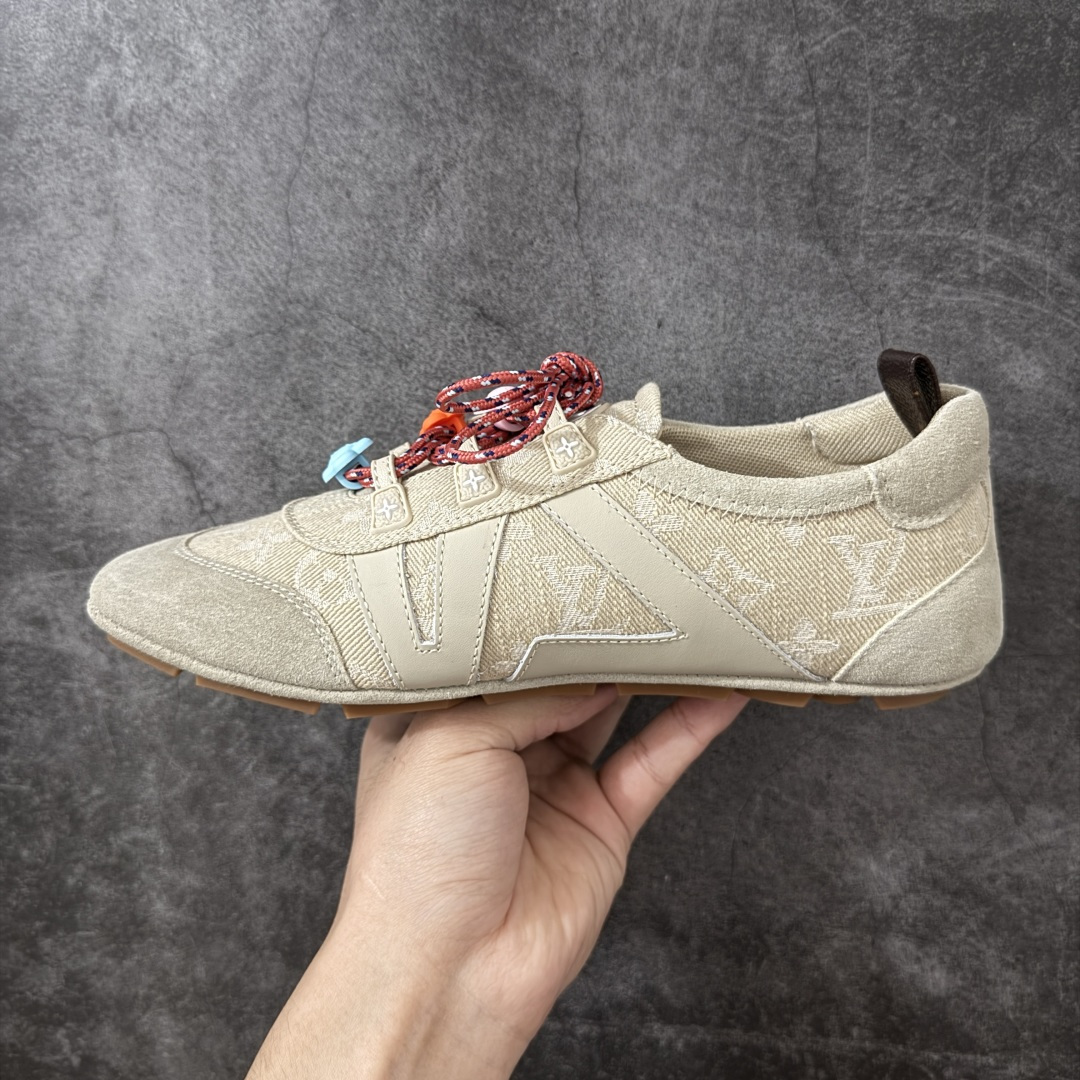图片[2]-【广东纯原版】2026早春发布新款LOUIS VUITTON SneaKerina 德训鞋 芭蕾舞鞋 采用 Sacchetto 制鞋工艺，赋予柔韧鞋底与轻盈内部设计，适合日常休闲及精致造型。 sneakerina运动鞋惊艳曝光 设计灵感源自芭蕾舞平底鞋 优雅与复古并存 整体低调又老钱 原版购入 独家开模 媲美原版头层小牛皮 鞋面系带设计，侧面印有 LV 标志，后跟处配有拉环。——这双鞋简直是优雅与松弛感的完美融合！💃 尺码：35-40-选品中心