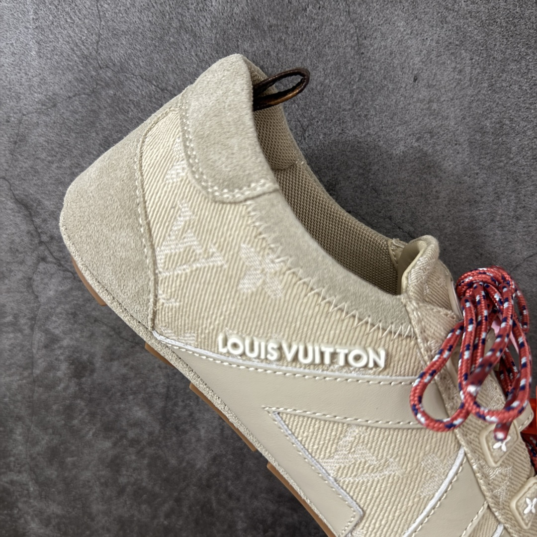 图片[7]-【广东纯原版】2026早春发布新款LOUIS VUITTON SneaKerina 德训鞋 芭蕾舞鞋 采用 Sacchetto 制鞋工艺，赋予柔韧鞋底与轻盈内部设计，适合日常休闲及精致造型。 sneakerina运动鞋惊艳曝光 设计灵感源自芭蕾舞平底鞋 优雅与复古并存 整体低调又老钱 原版购入 独家开模 媲美原版头层小牛皮 鞋面系带设计，侧面印有 LV 标志，后跟处配有拉环。——这双鞋简直是优雅与松弛感的完美融合！💃 尺码：35-40-选品中心